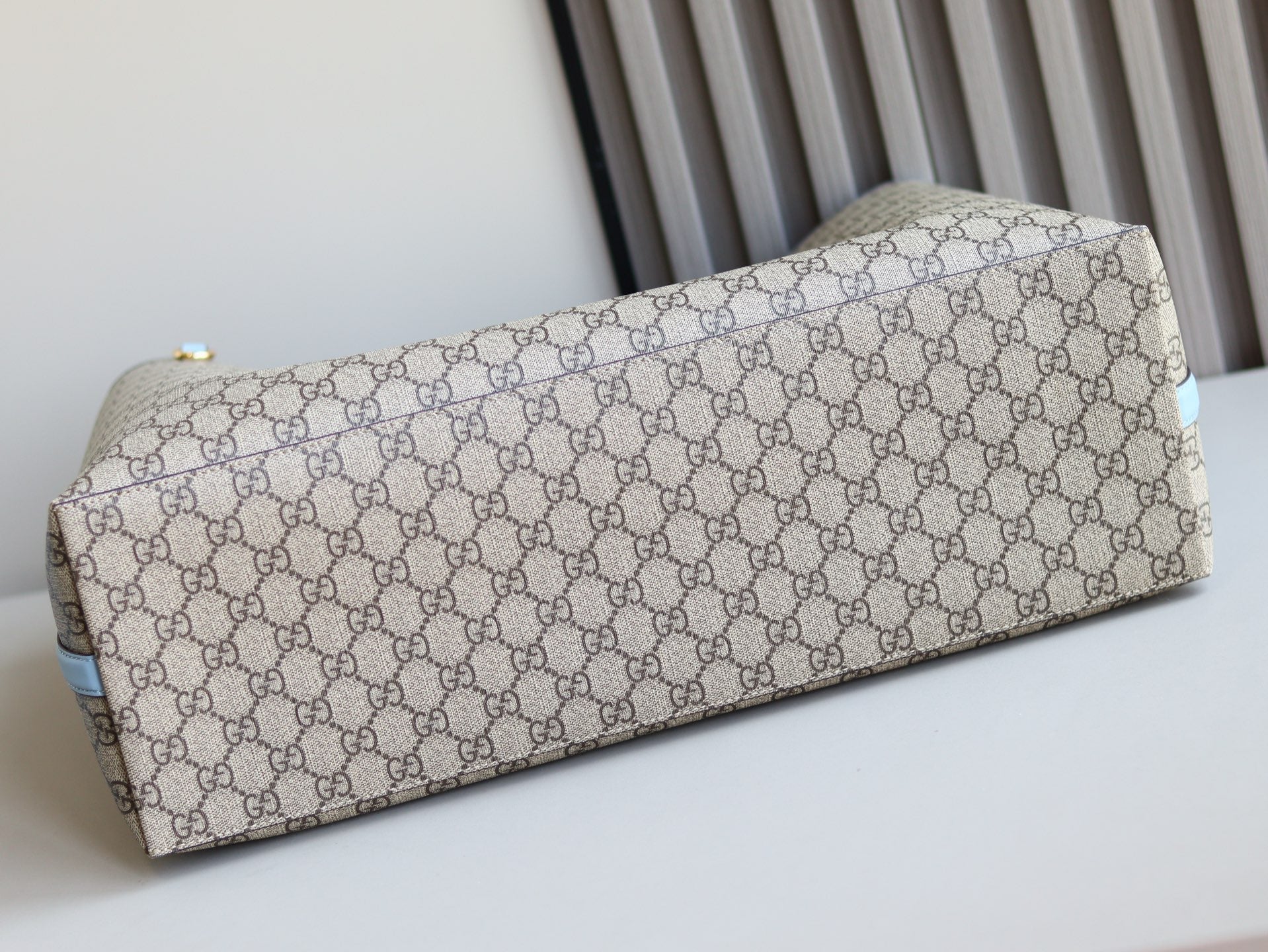 GG EMBLEM MAXI TOTE BAG