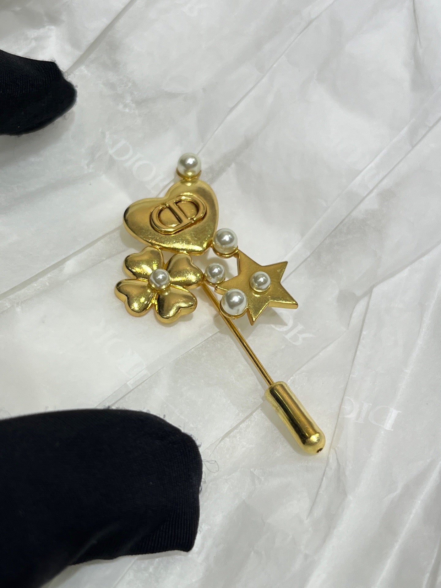 CD BROOCHE