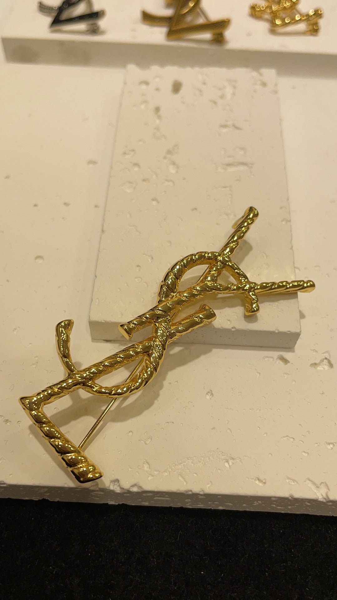 SL BROOCHE