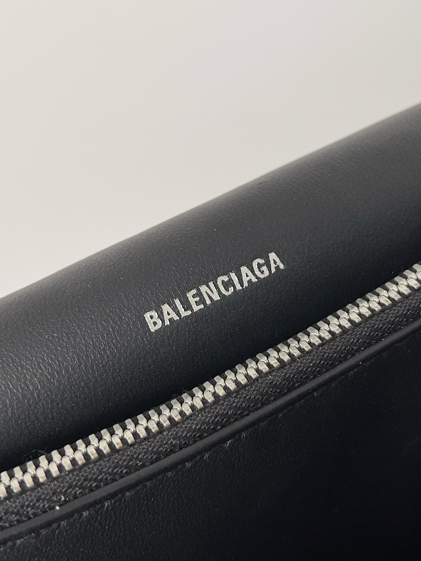 BAL MEDIUM CRUSH BAG