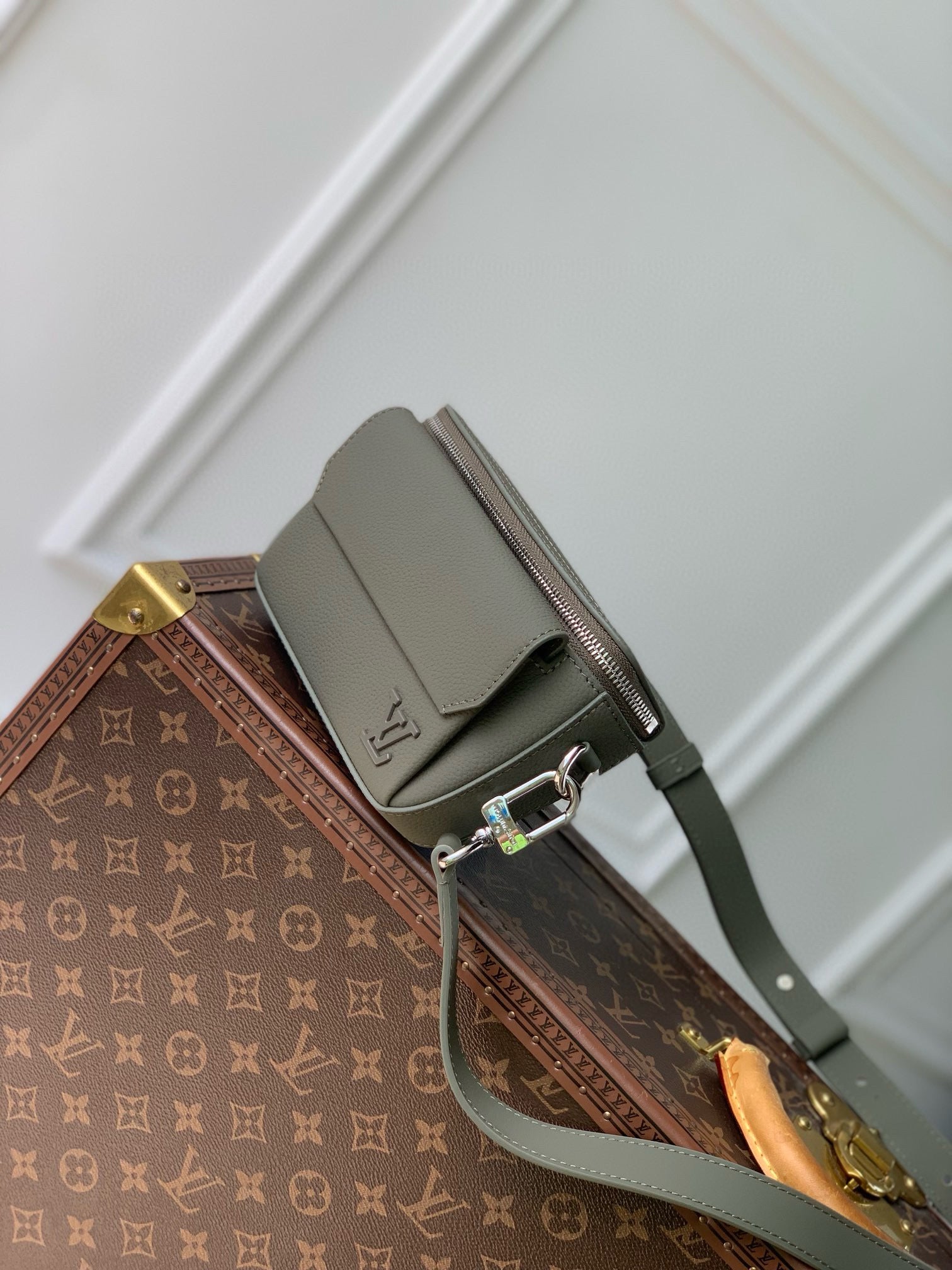 LOU PILOT WEARABLE WALLET