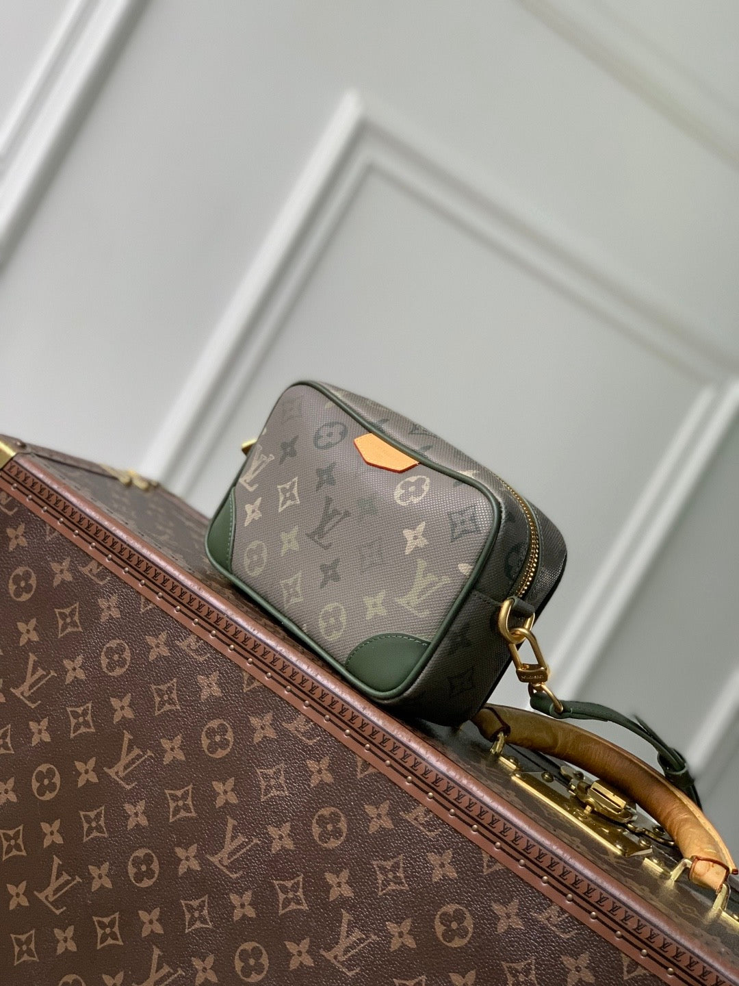 LOU TROCADERO WEARABLE WALLET