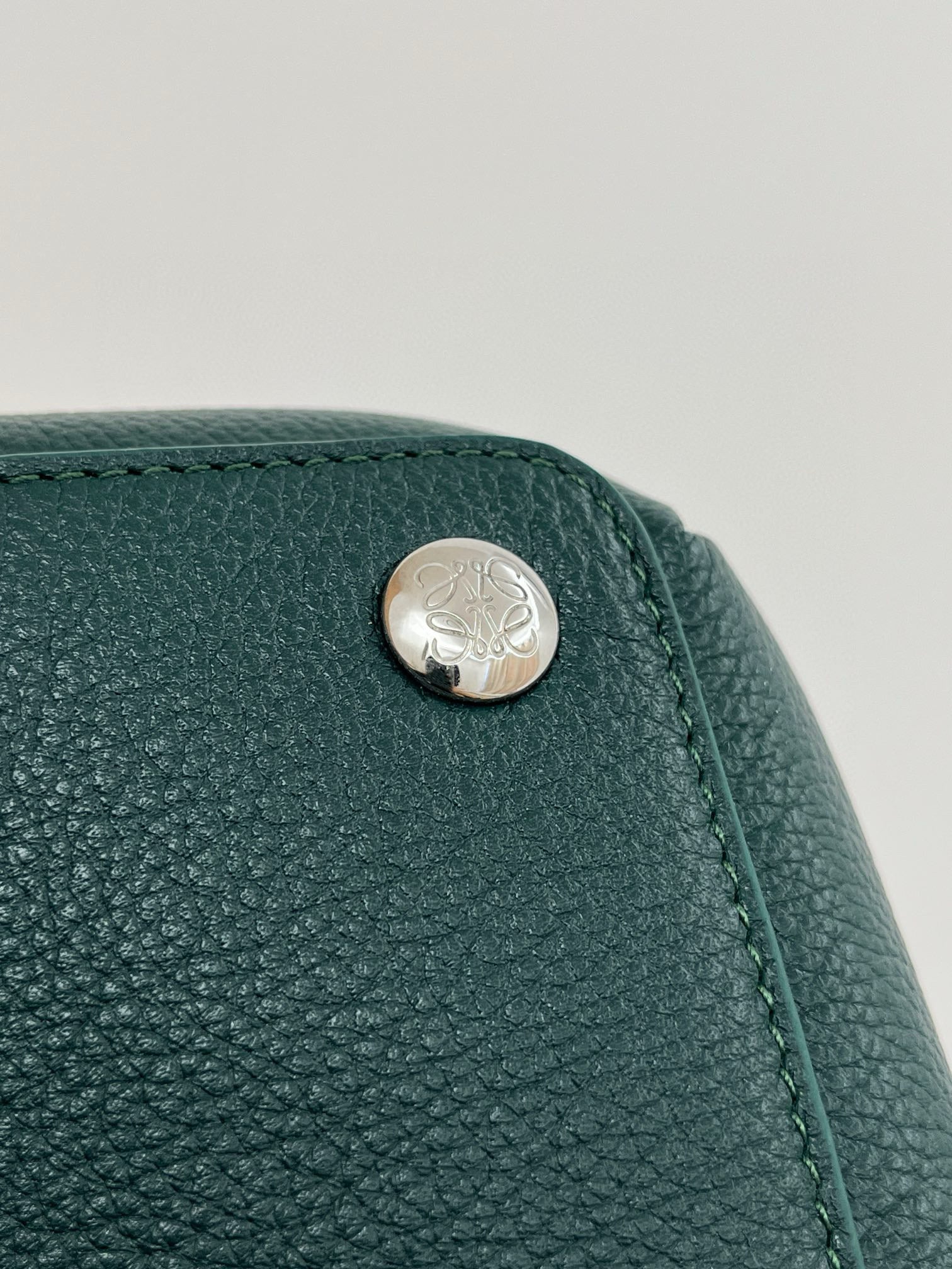 LOEW PEBBLE MESSENGER BAG