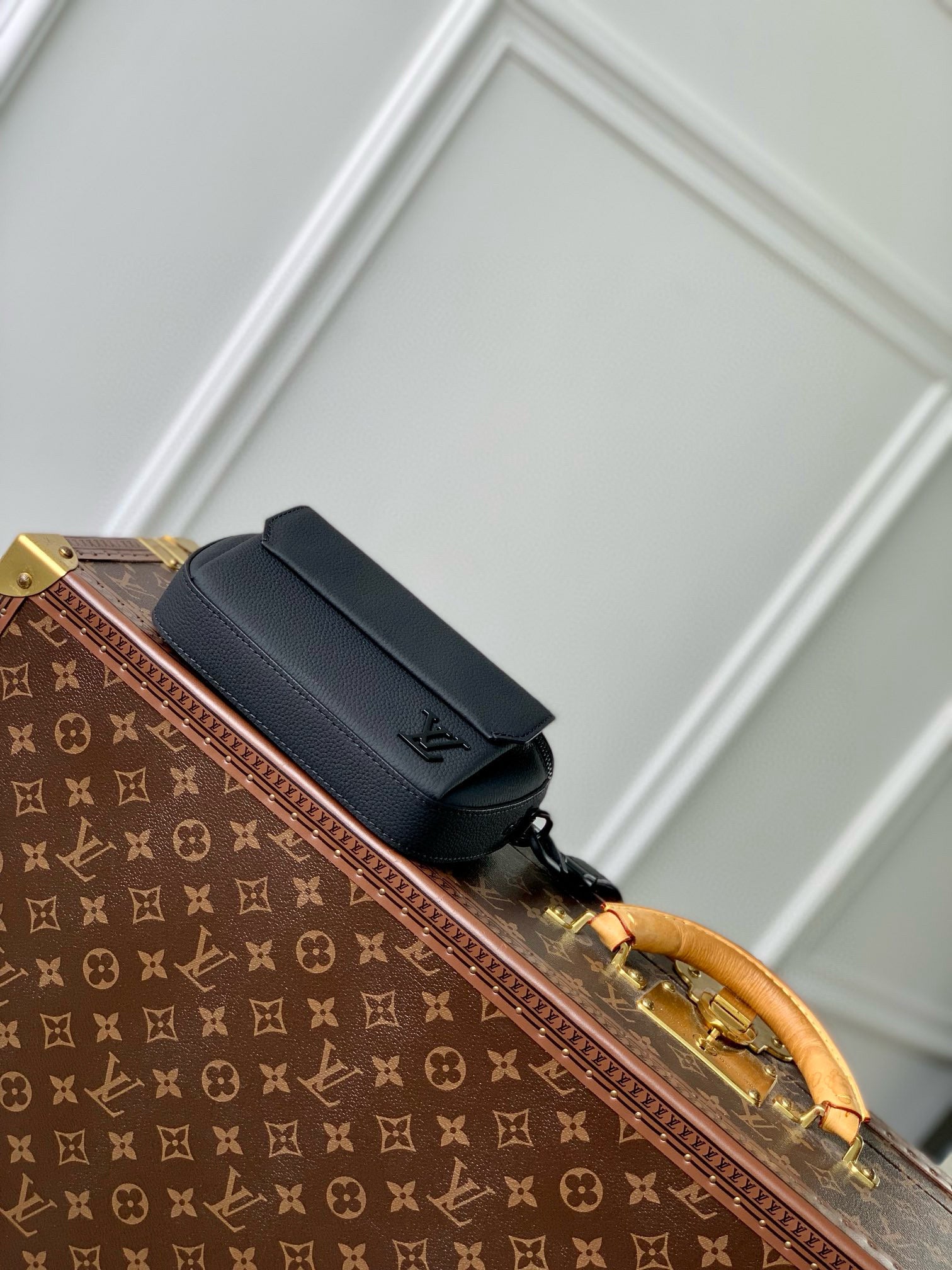 LOU PILOT WEARABLE WALLET