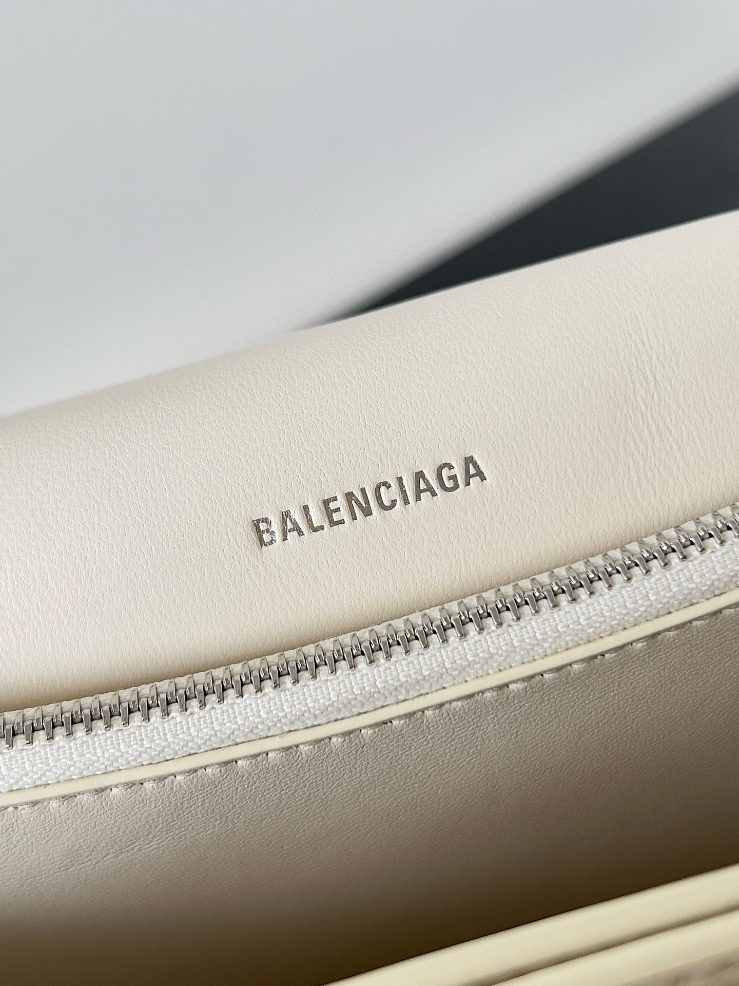 BAL MEDIUM CRUSH BAG