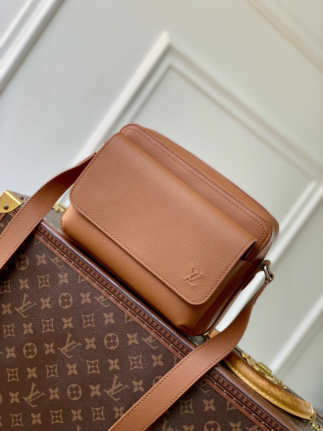 LOU BOARDING MESSENGER BAG