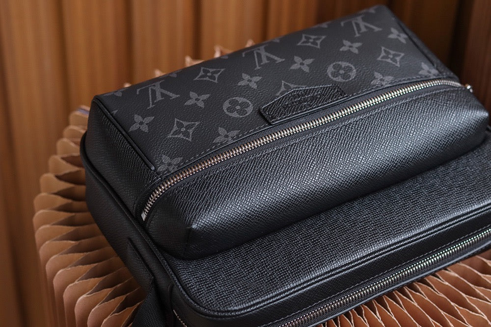LOU OUTDOOR MESSENGER BAG