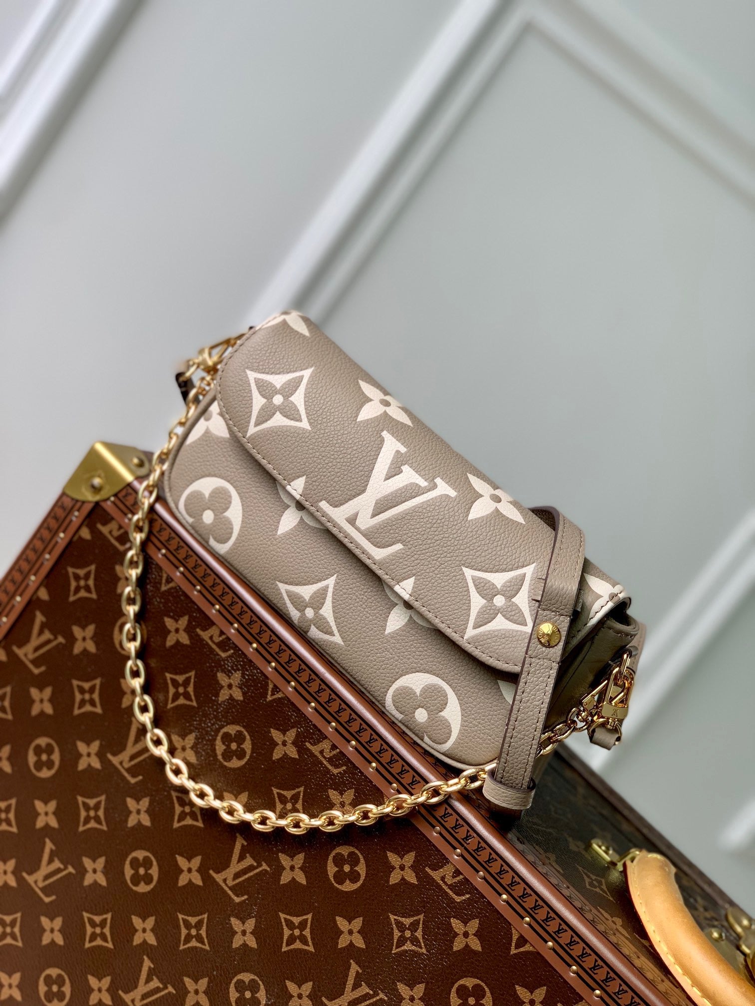 LOU IVY WALLET ON CHAIN BAG