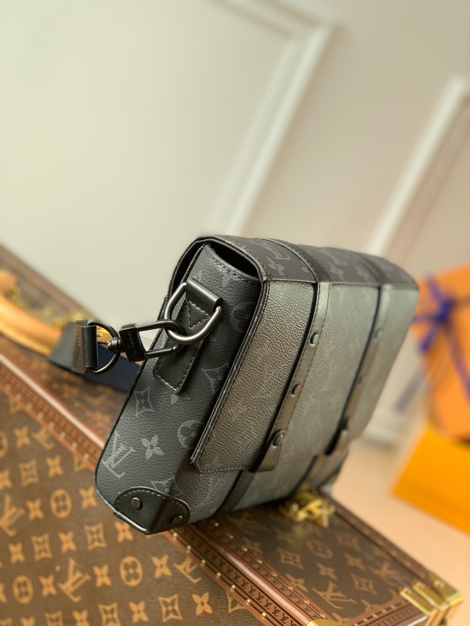 LOU TRUNK MESSENGER BAG