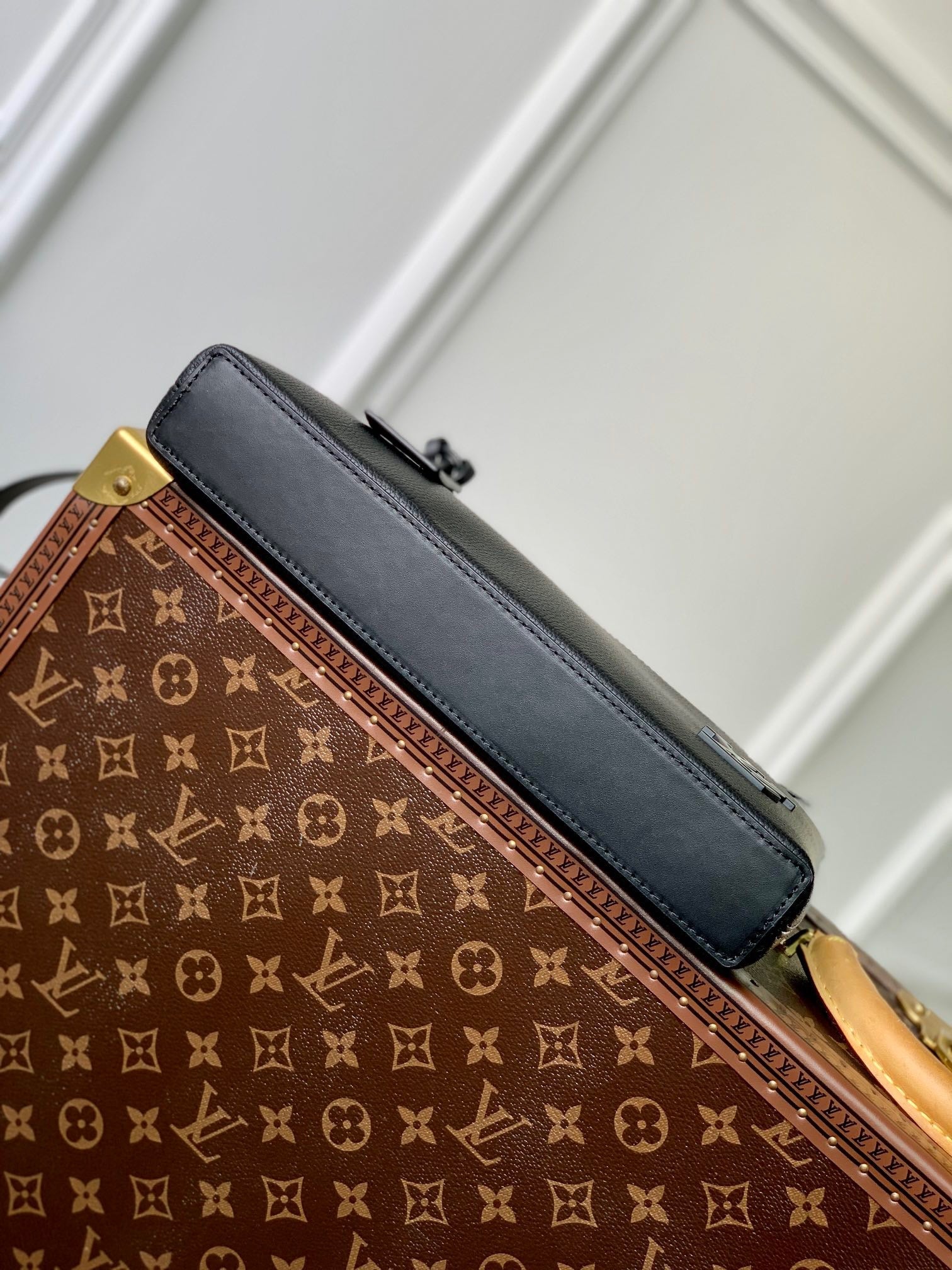 LOU TAKEOFF POUCH