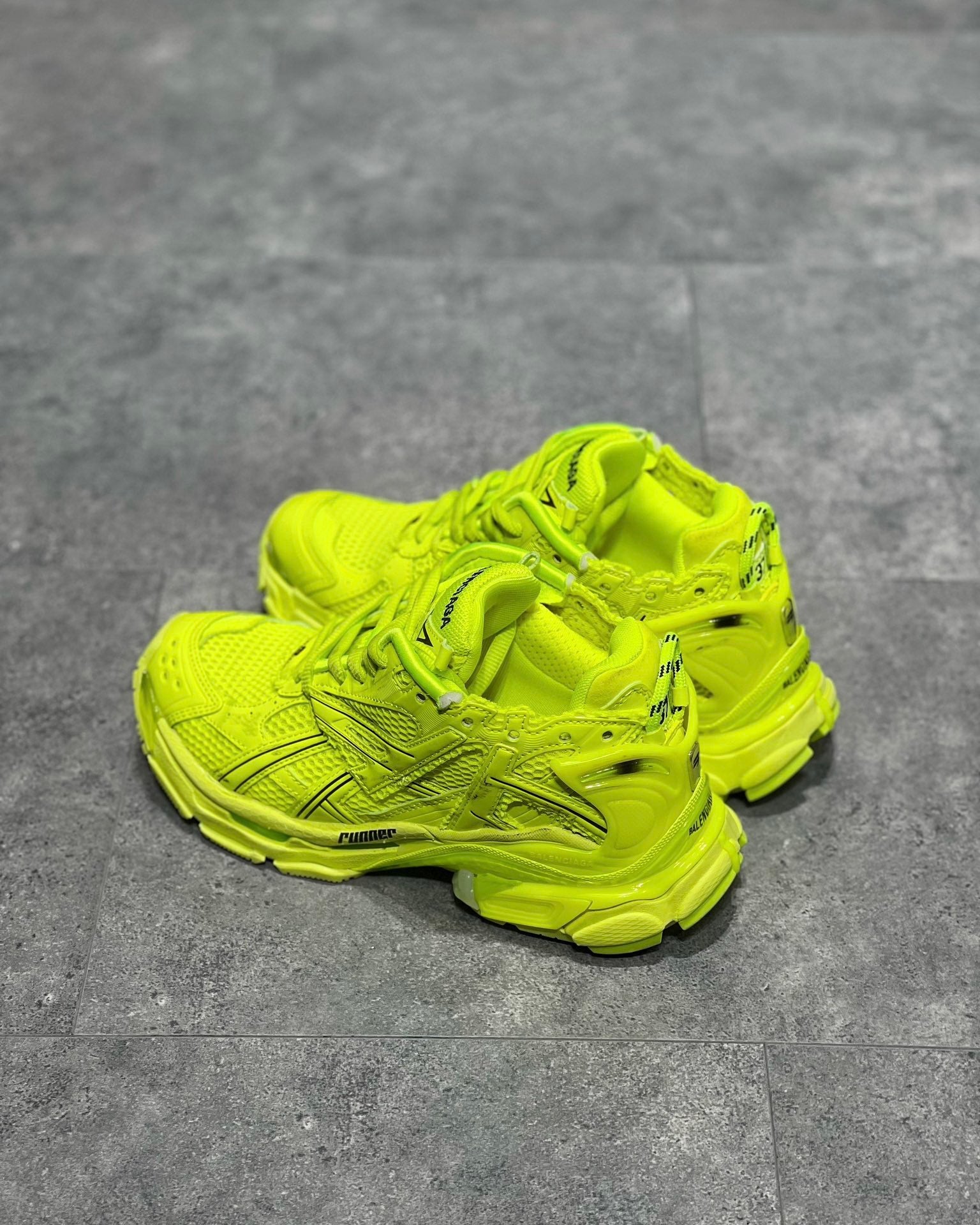 BAL RUNNER TRAINERS
