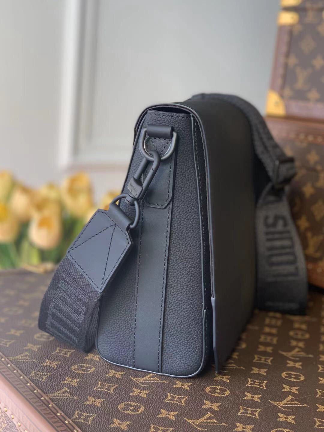LOU AEROGRAM MESSENGER BAG