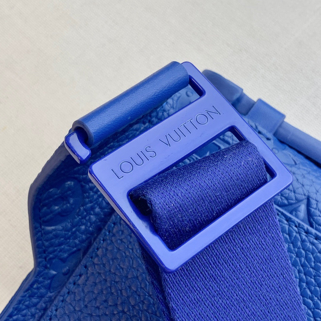 LOU S LOCK SLING BAG