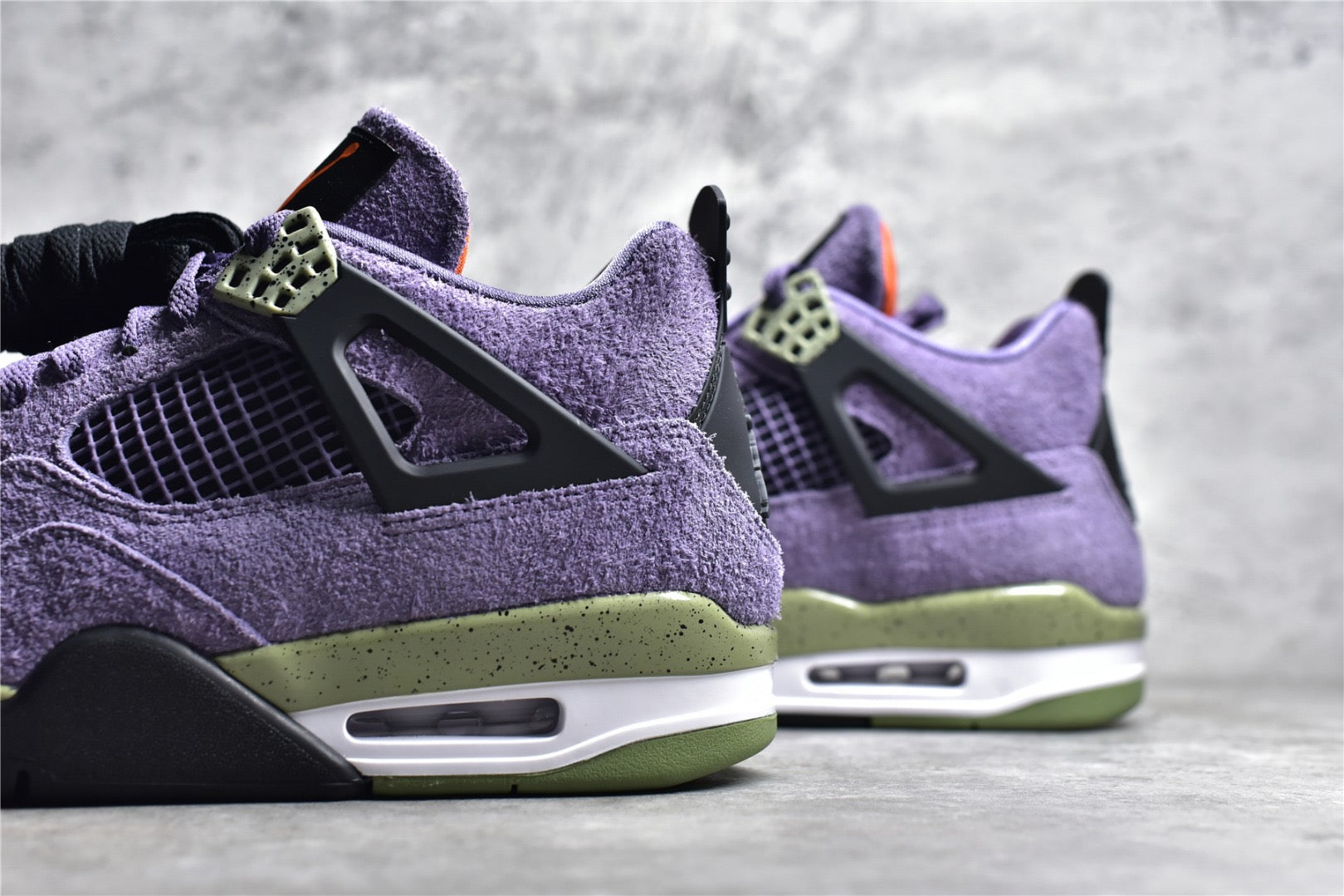 NIKE JORDAN 4 RETRO
