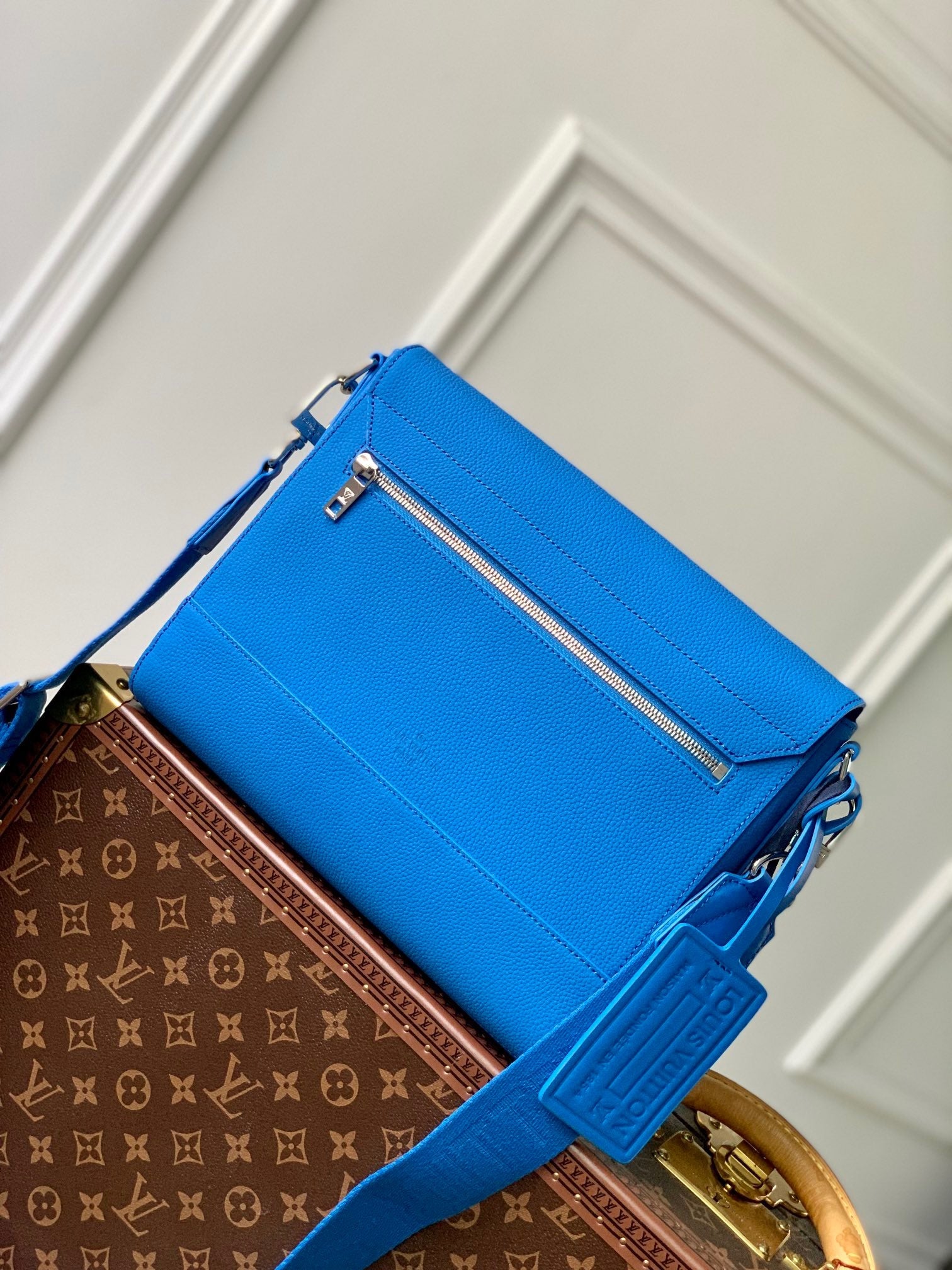 LOU TAKEOFF MESSENGER BAG