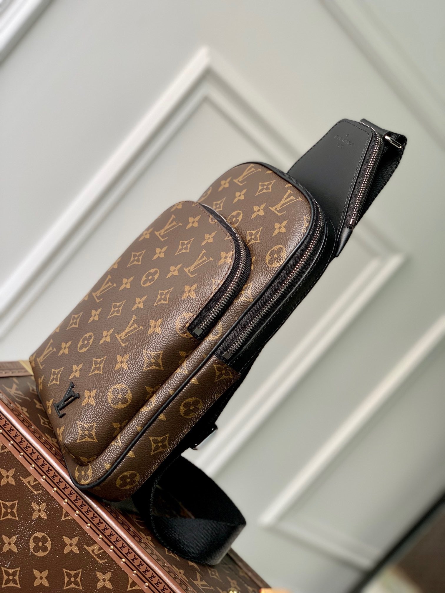 LOU AVENUE SLINGBAG