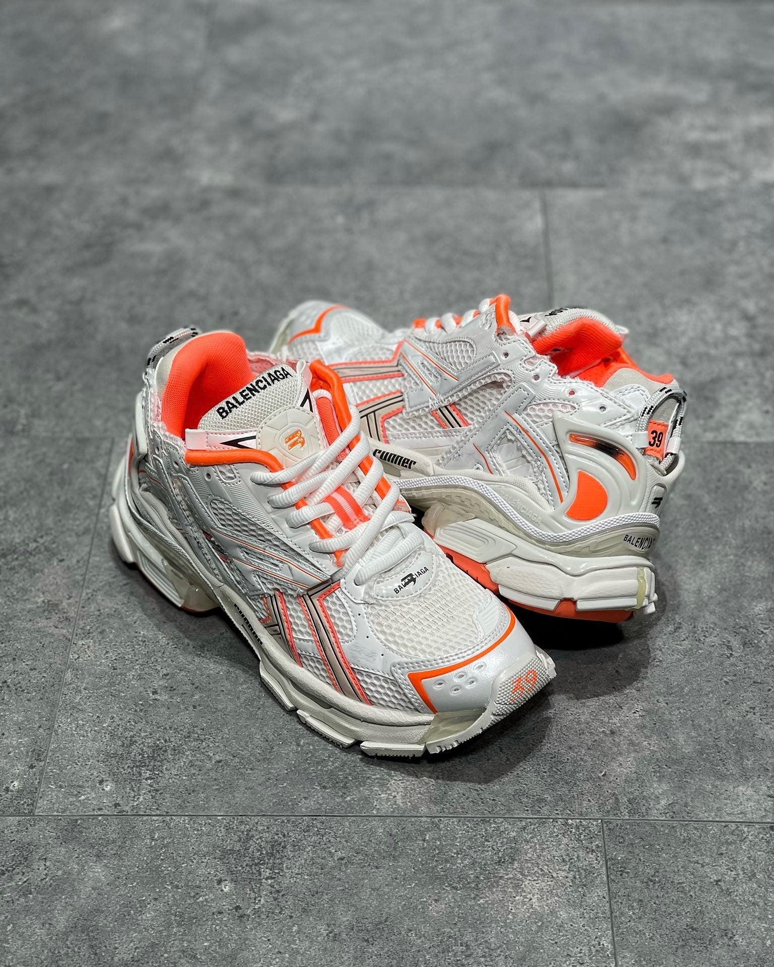 BAL RUNNER TRAINERS