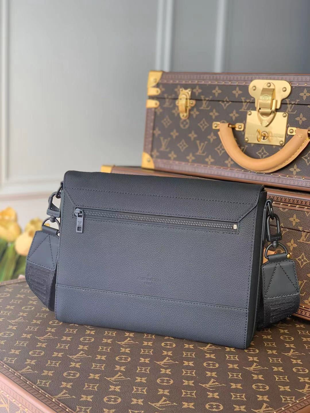 LOU AEROGRAM MESSENGER BAG