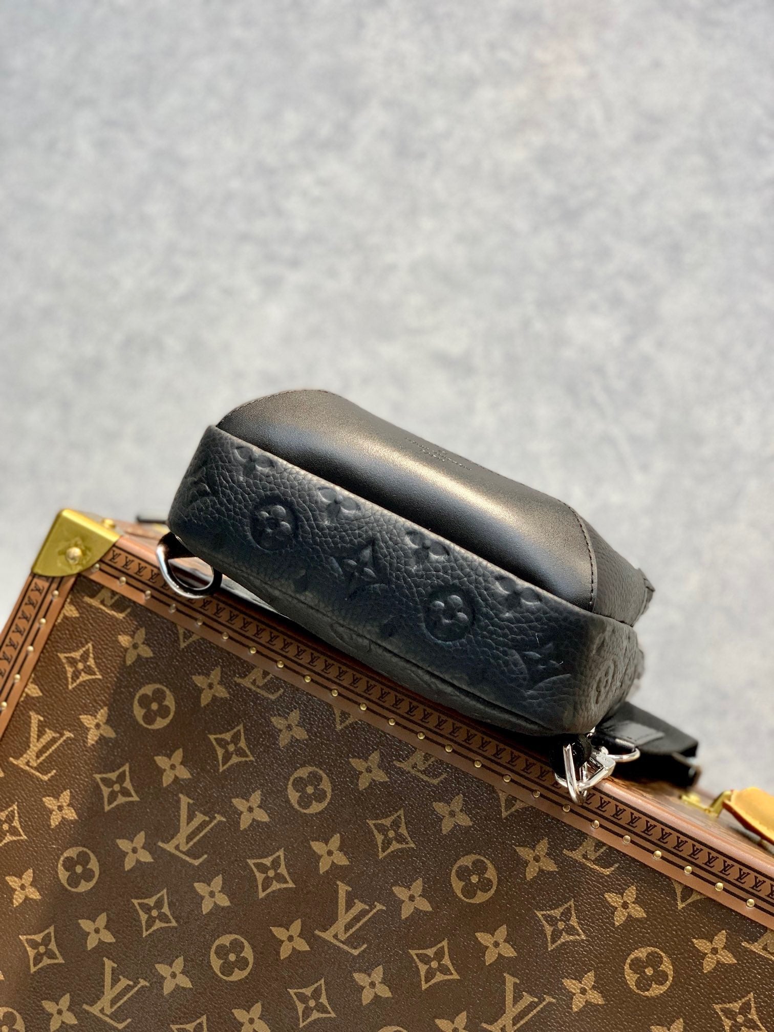 LOU AVENUE SLINGBAG