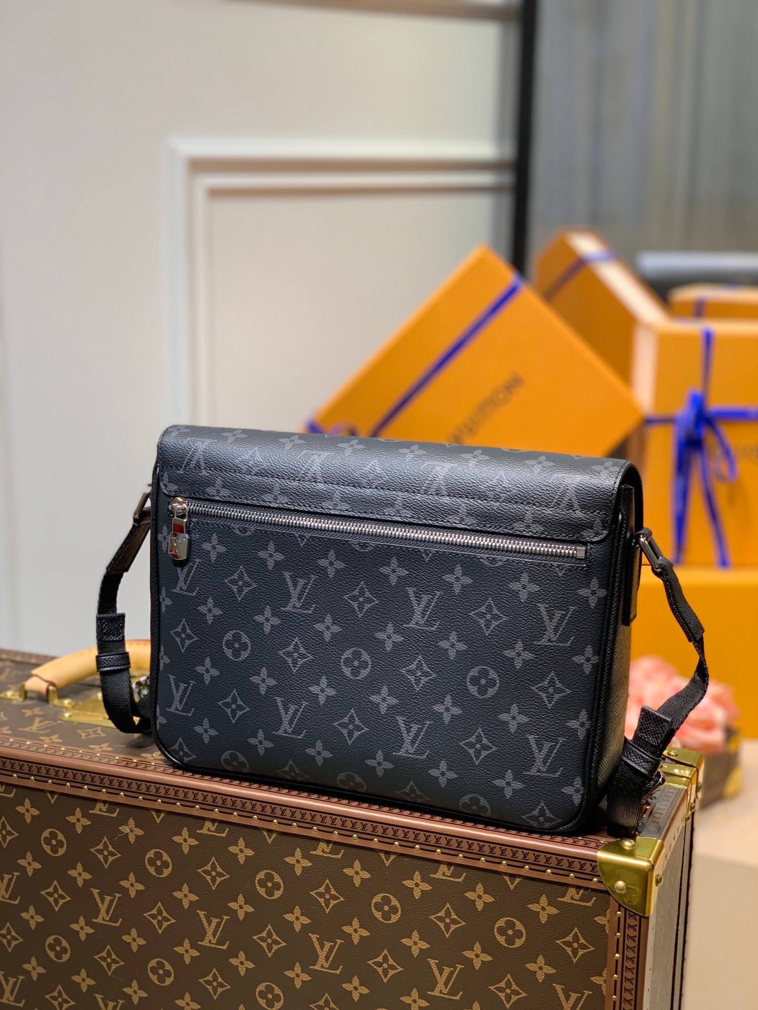 LOU MESSENGERAMA BAG