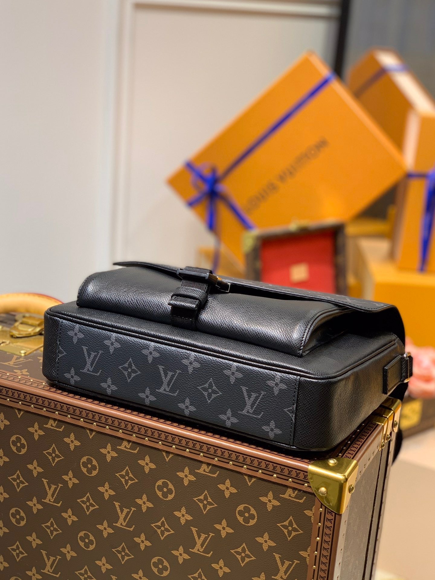 LOU MESSENGERAMA BAG