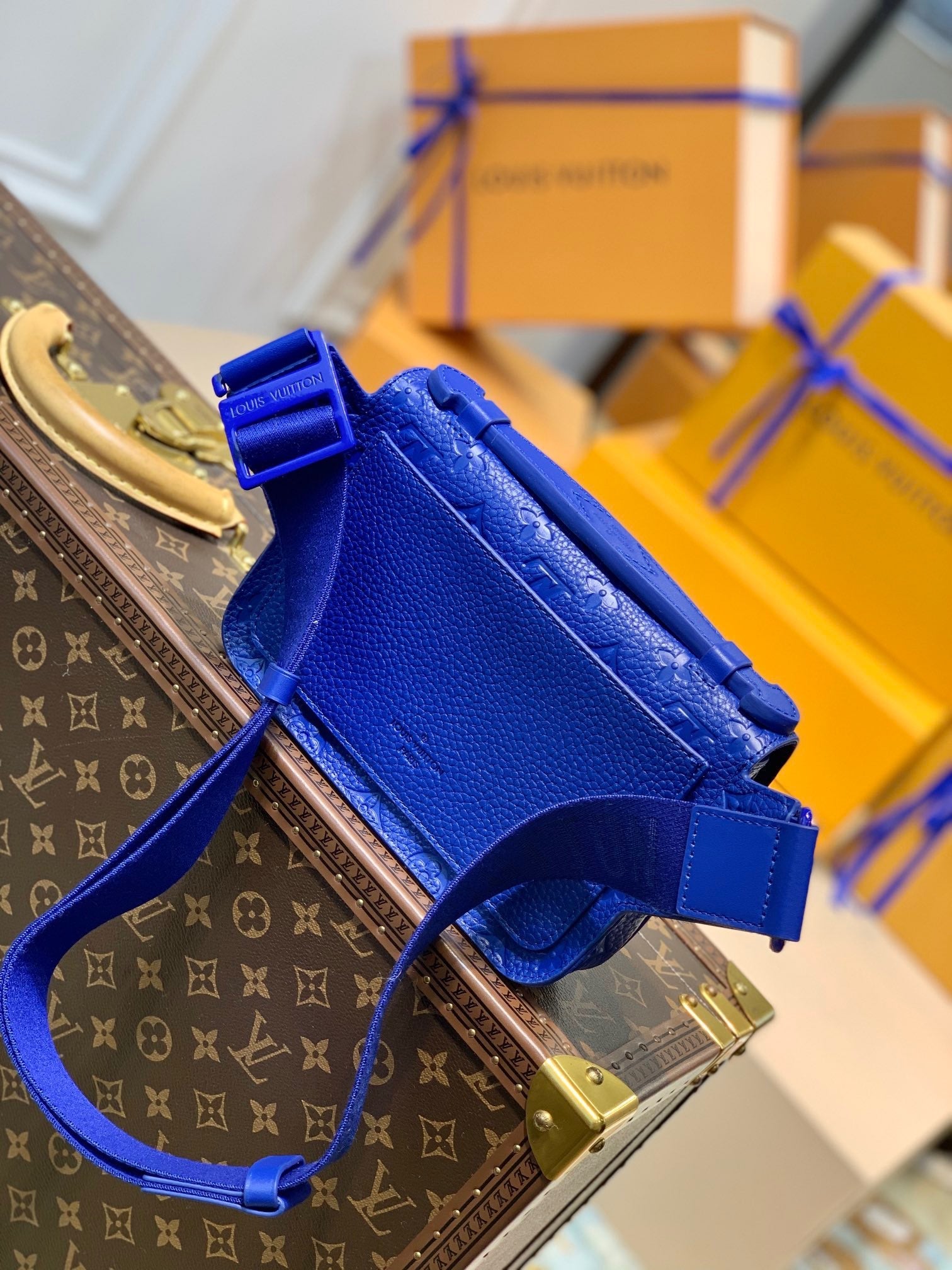 LOU S LOCK SLING BAG