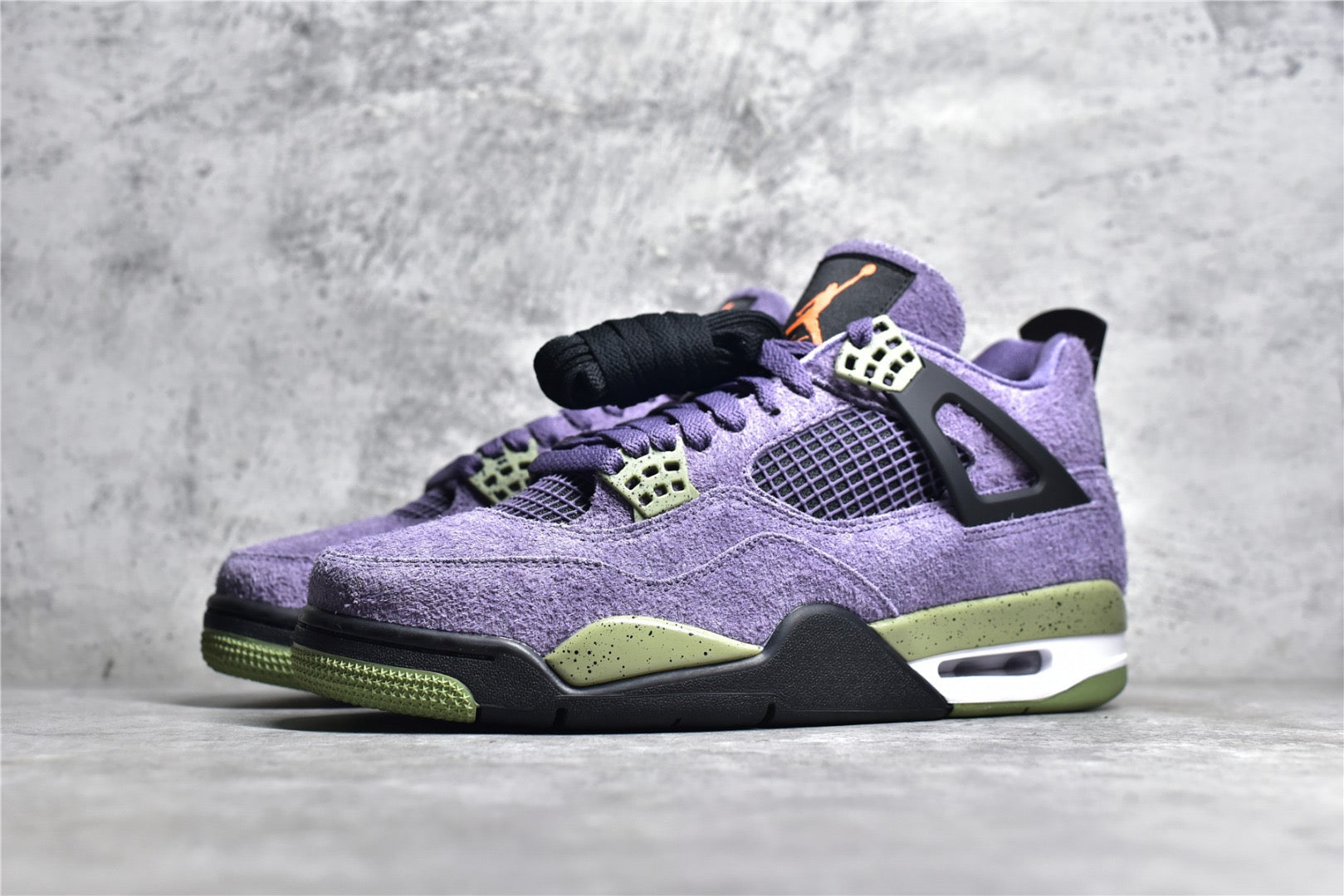 NIKE JORDAN 4 RETRO