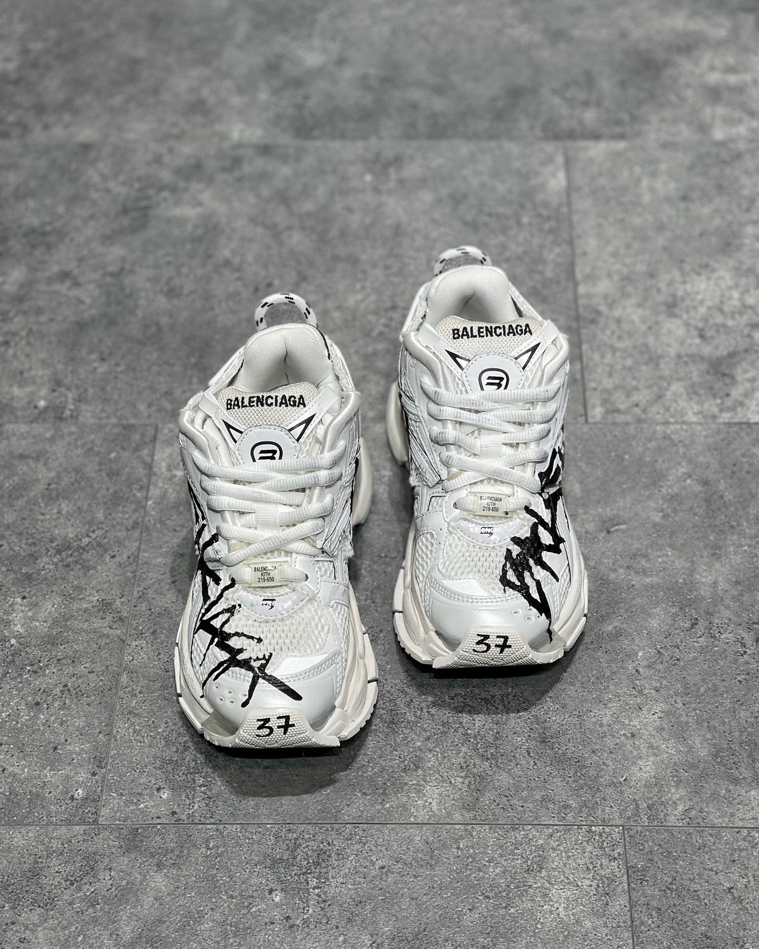 BAL RUNNER TRAINERS