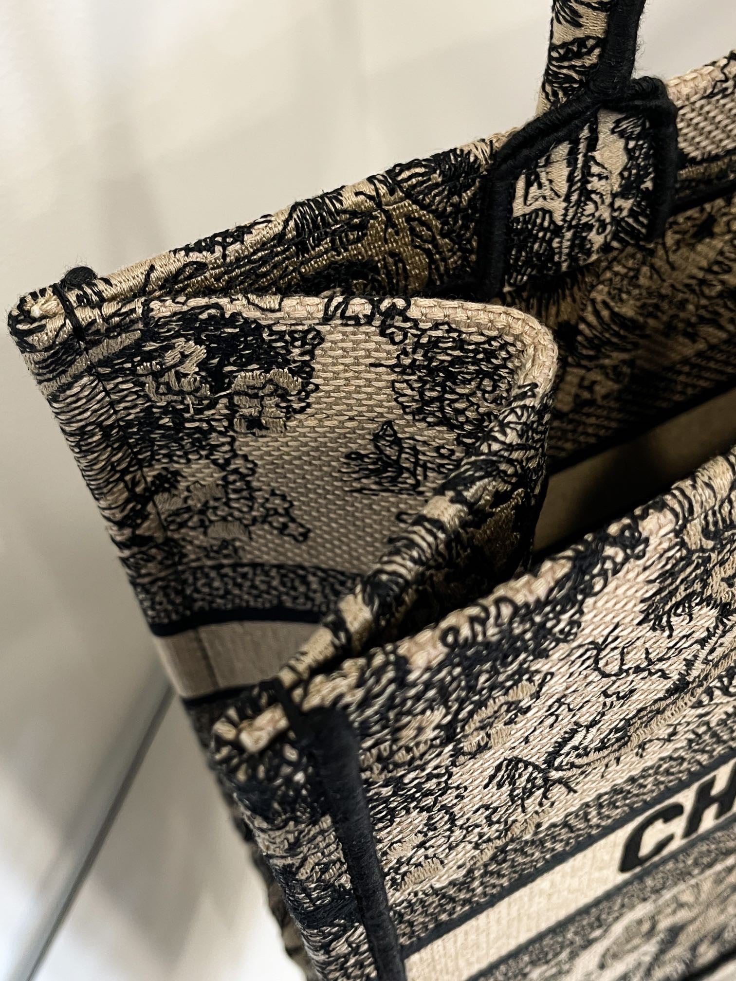CD MEDIUM BOOK TOTE BAG