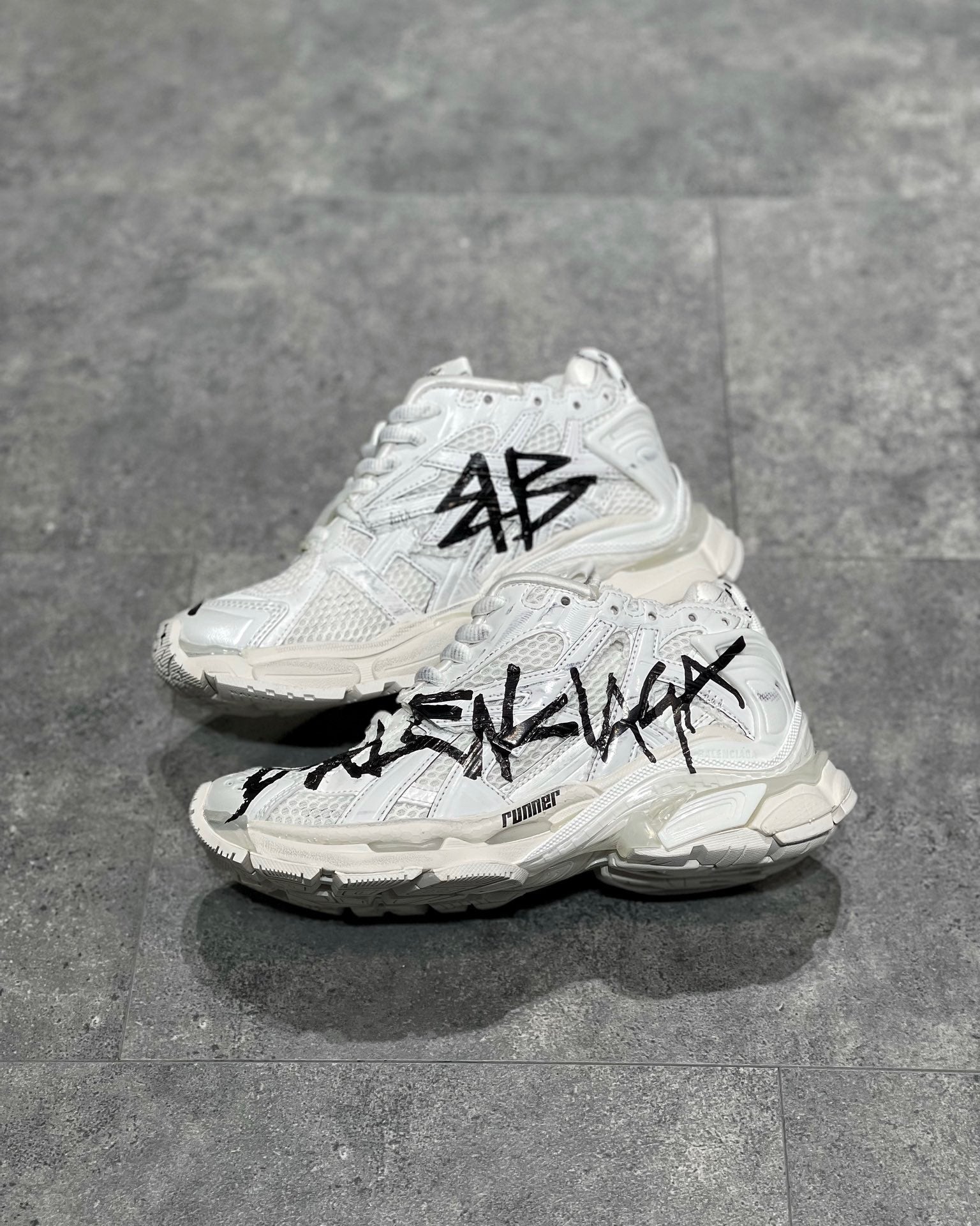 BAL RUNNER TRAINERS