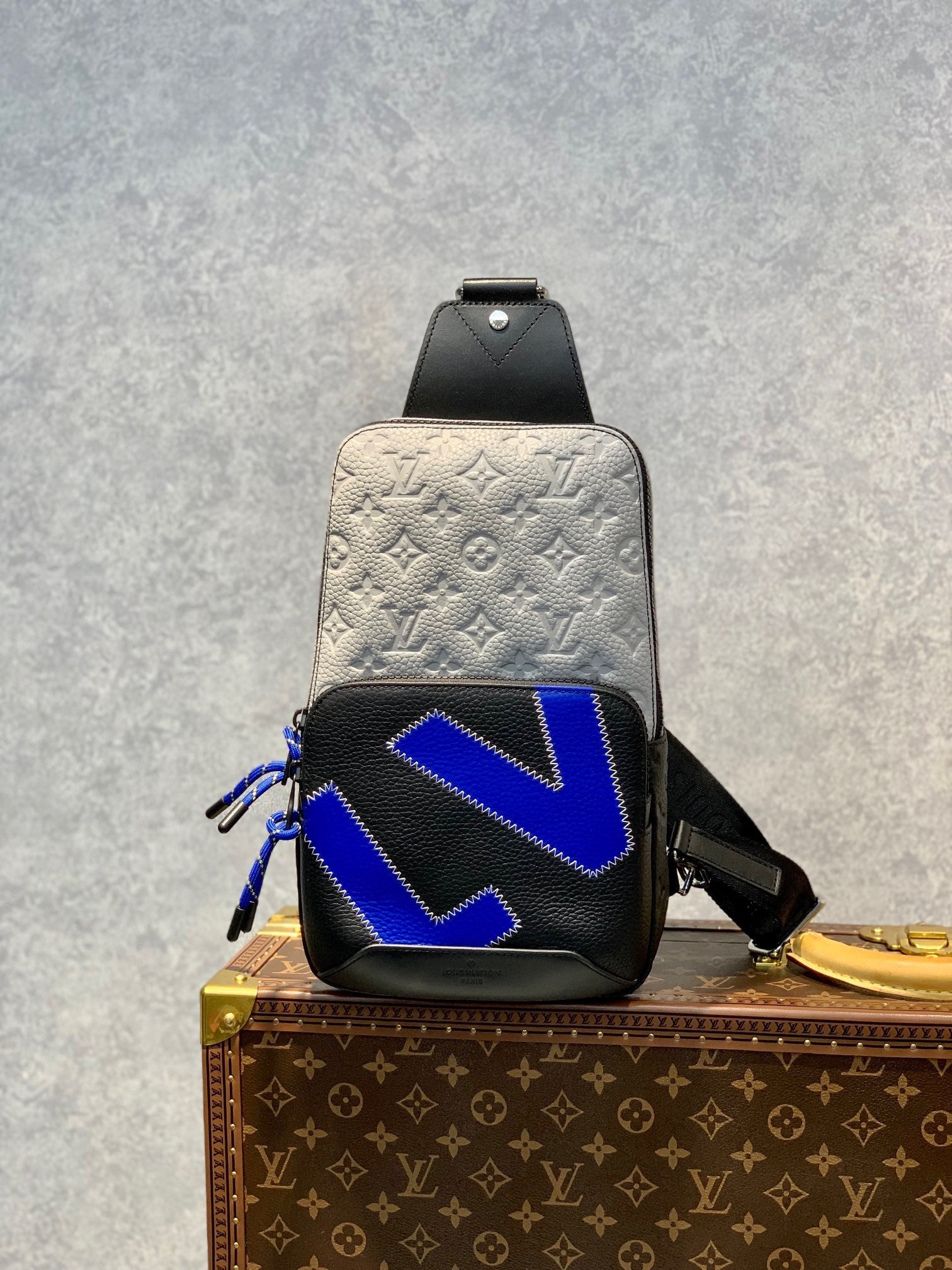 LOU AVENUE SLINGBAG