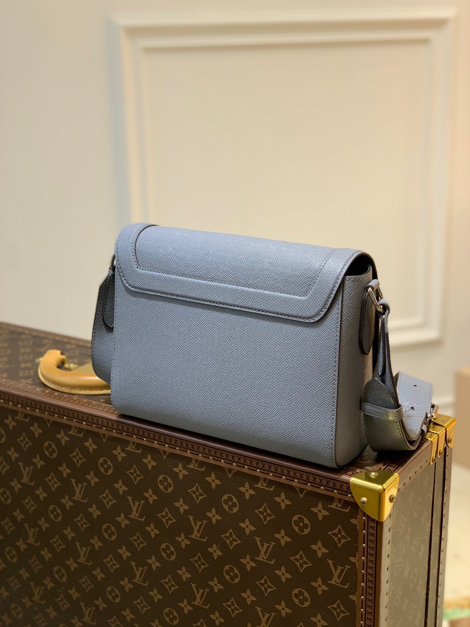LOU NEW FLAP MESSENGER BAG