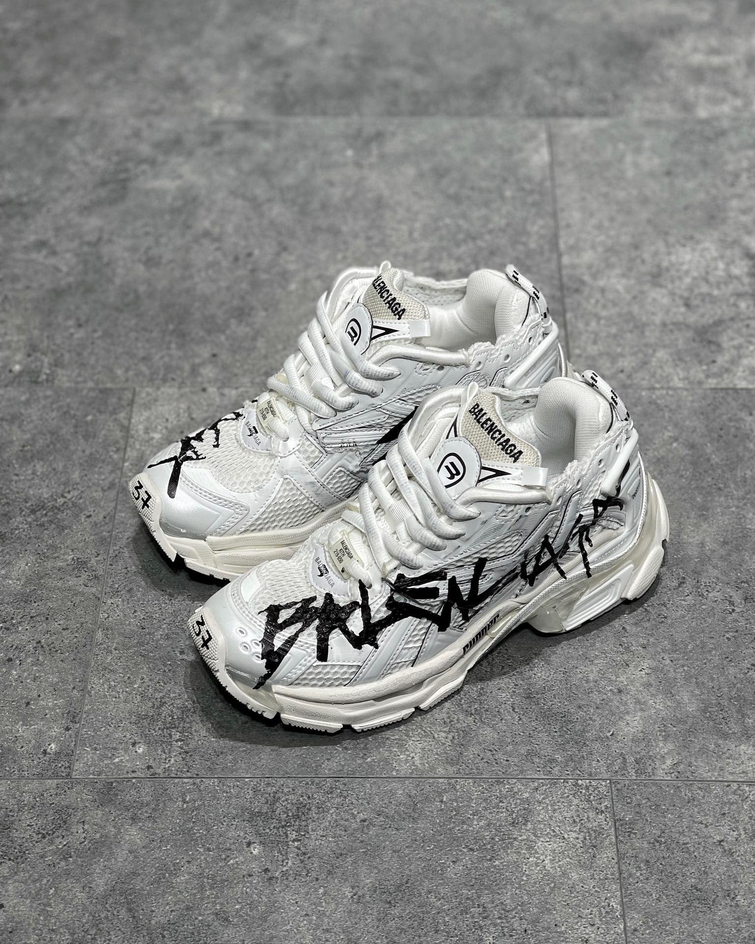 BAL RUNNER TRAINERS