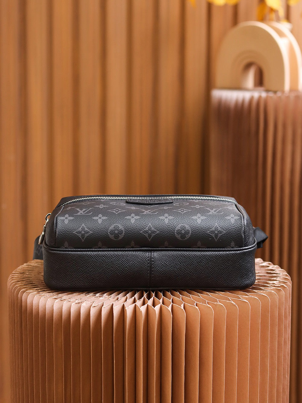 LOU OUTDOOR MESSENGER BAG