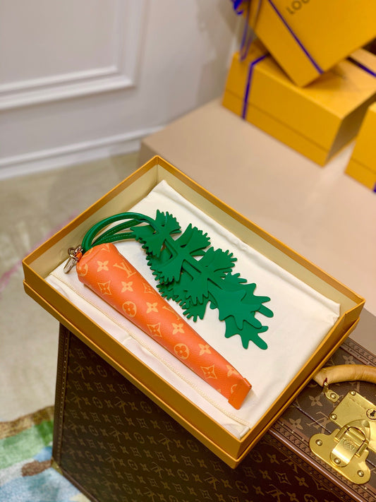 LOU CARROT POUCH