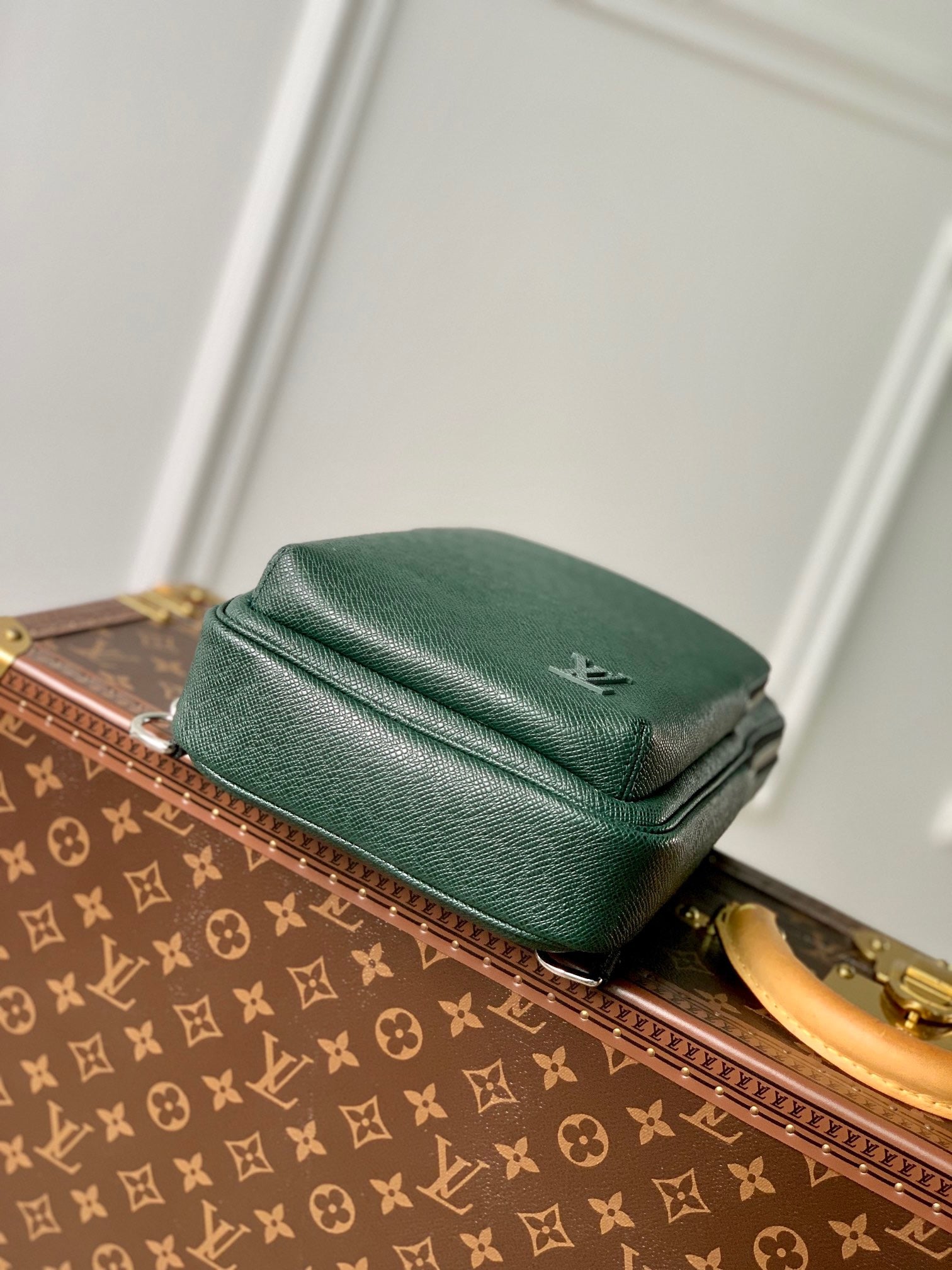 LOU AVENUE SLING BAG