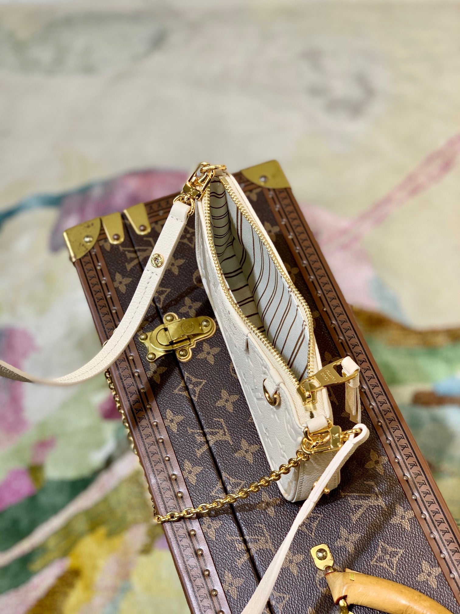 LOU EASY POUCH ON STRAP