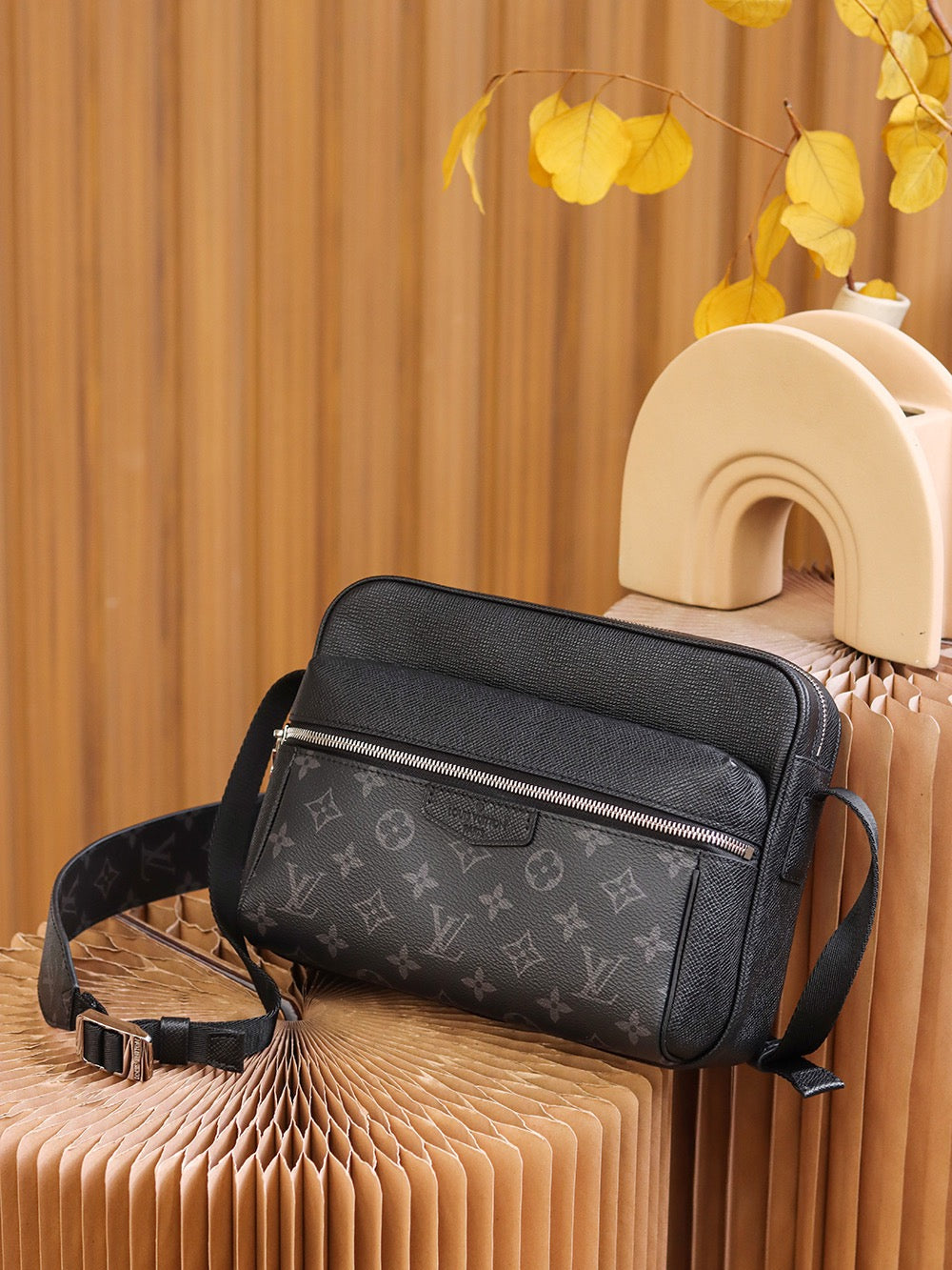 LOU OUTDOOR MESSENGER BAG