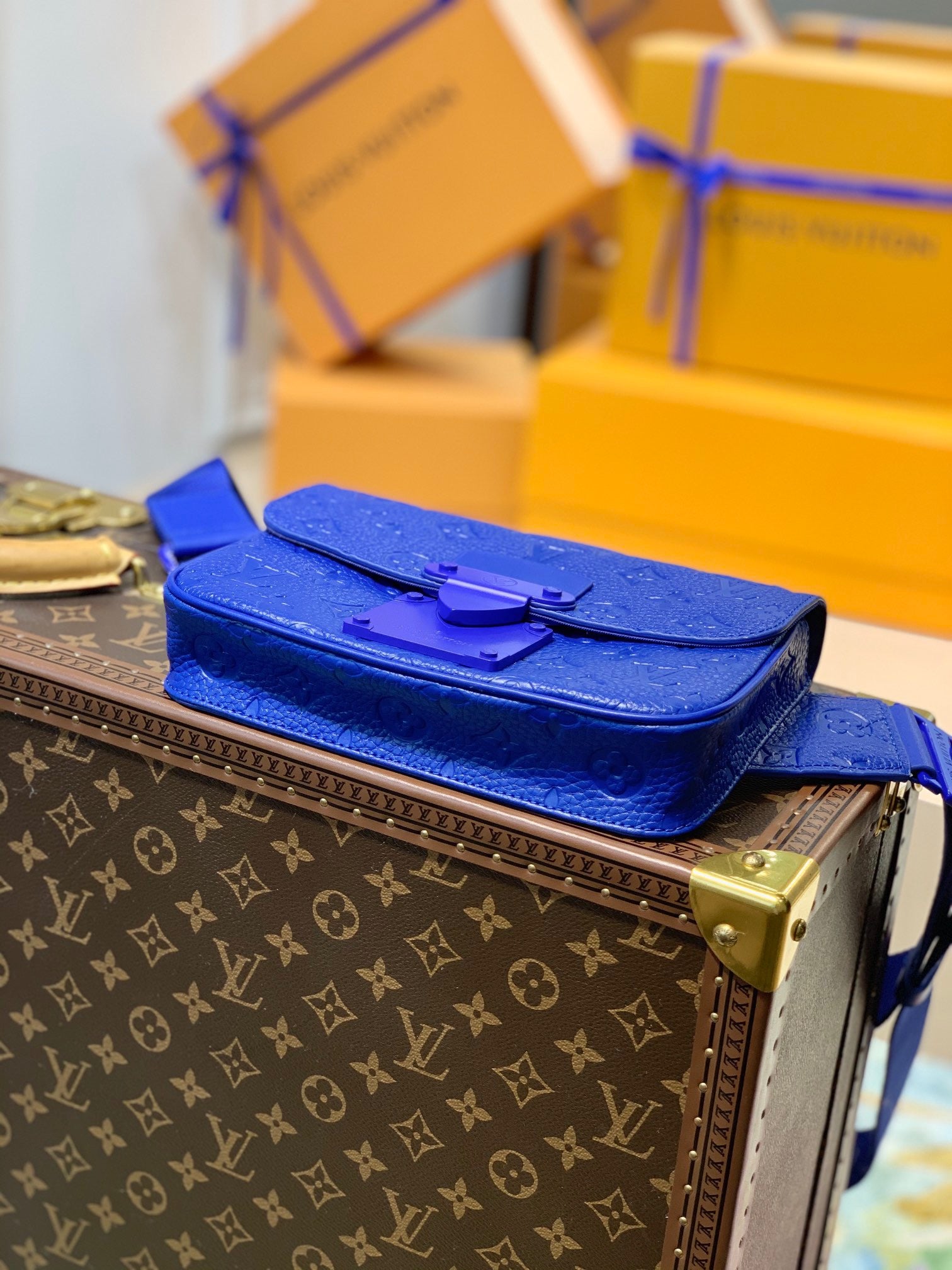 LOU S LOCK SLING BAG
