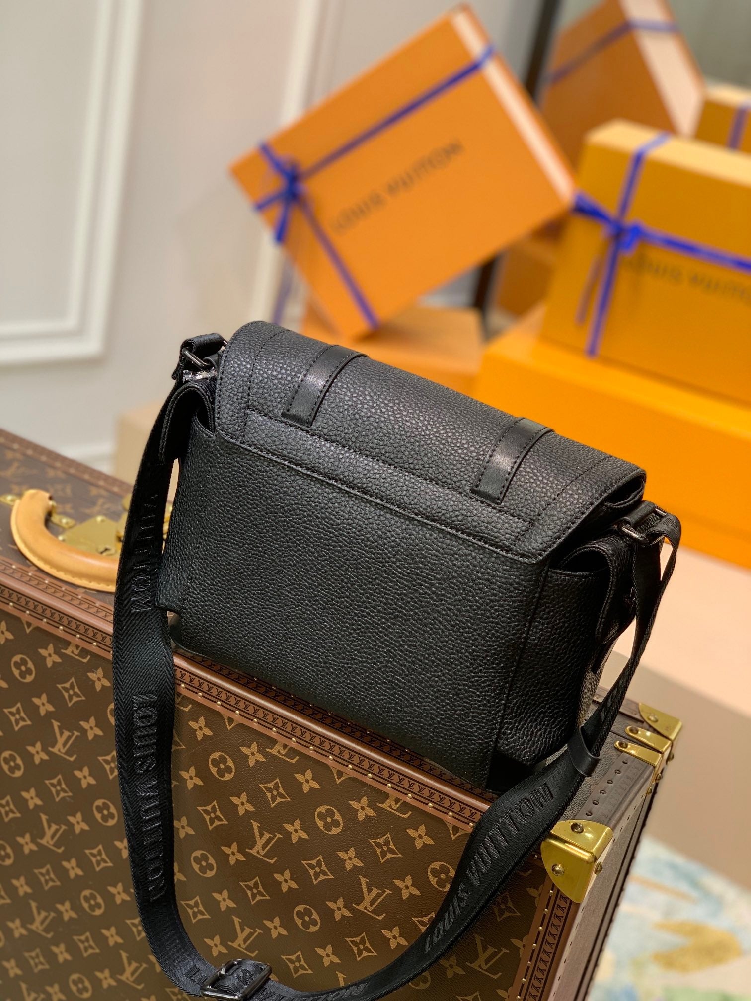 LOU CHRISTOPHER MESSENGER BAG