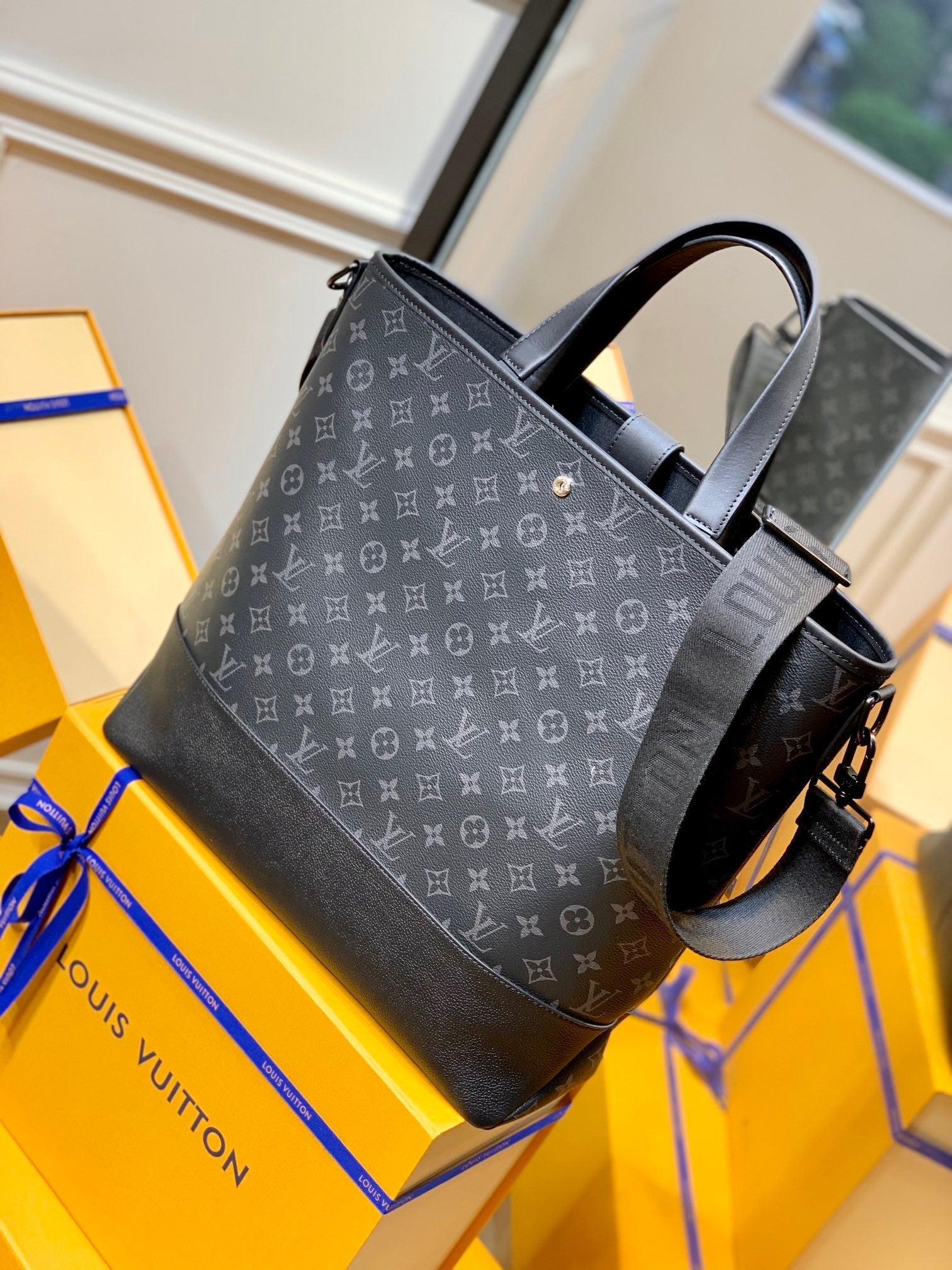 LOU SAUMUR TOTE
