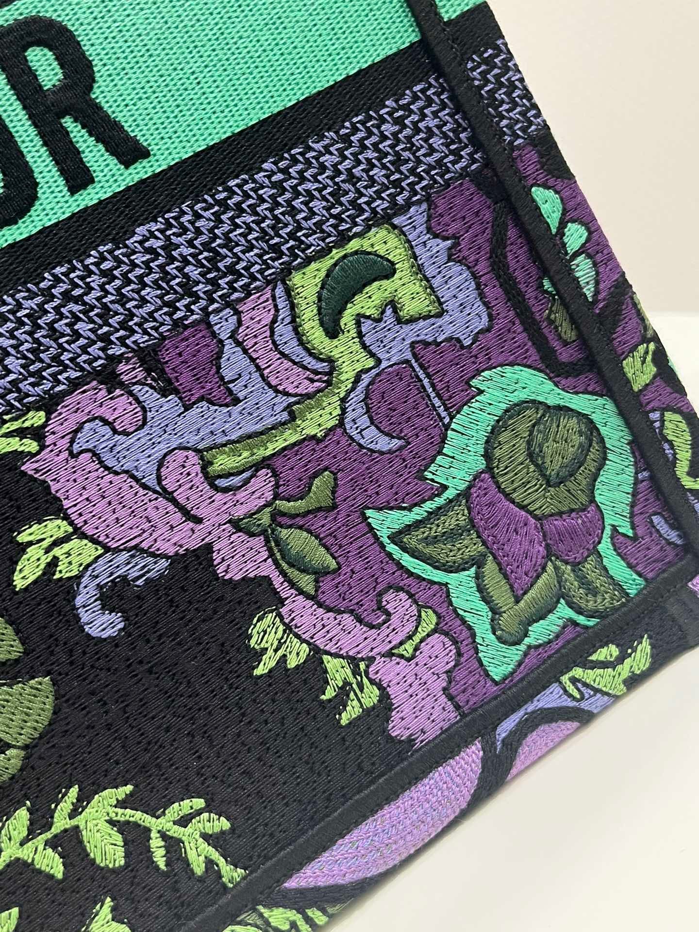 CD MEDIUM BOOK TOTE BAG