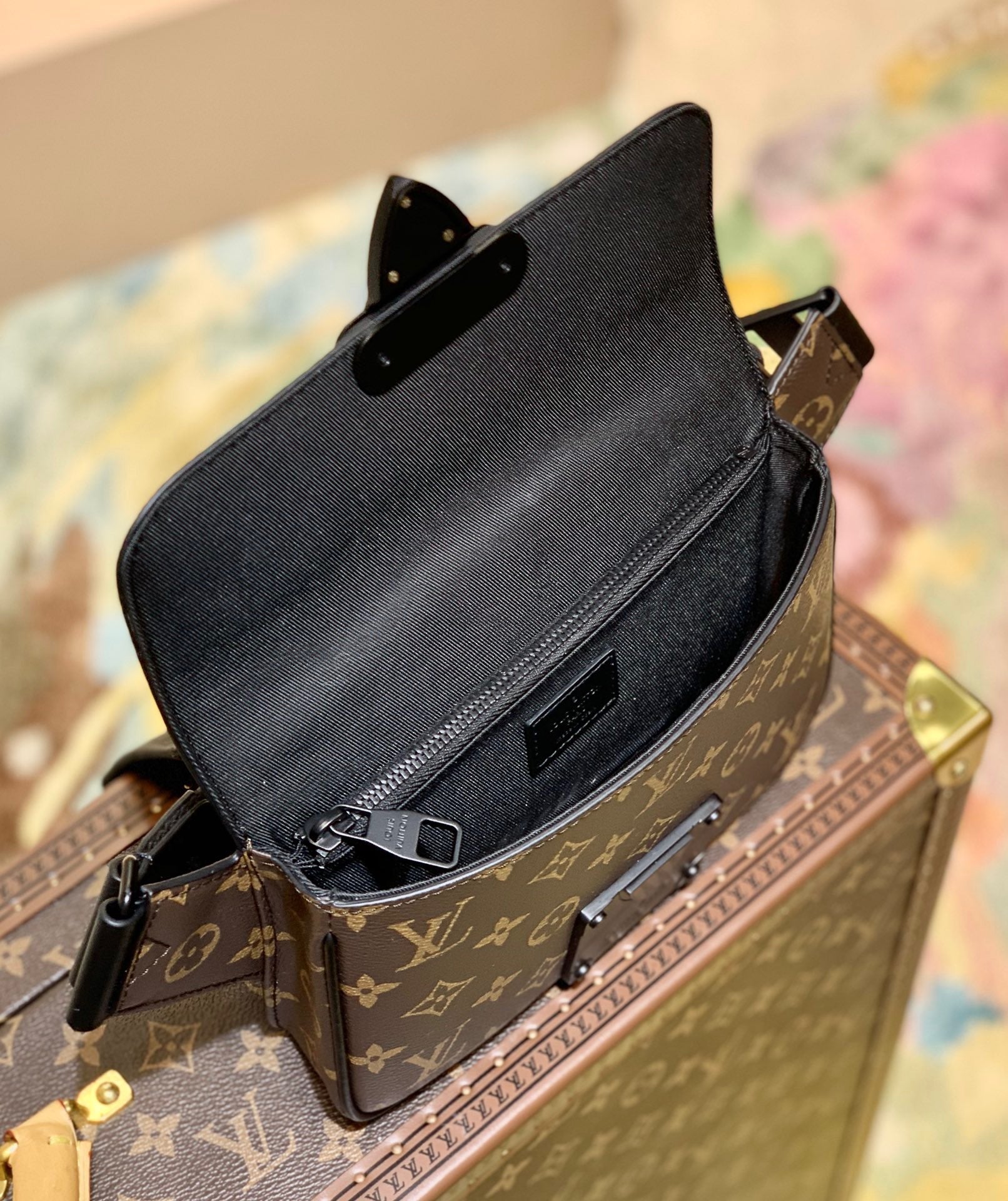 LOU S LOCK SLING BAG