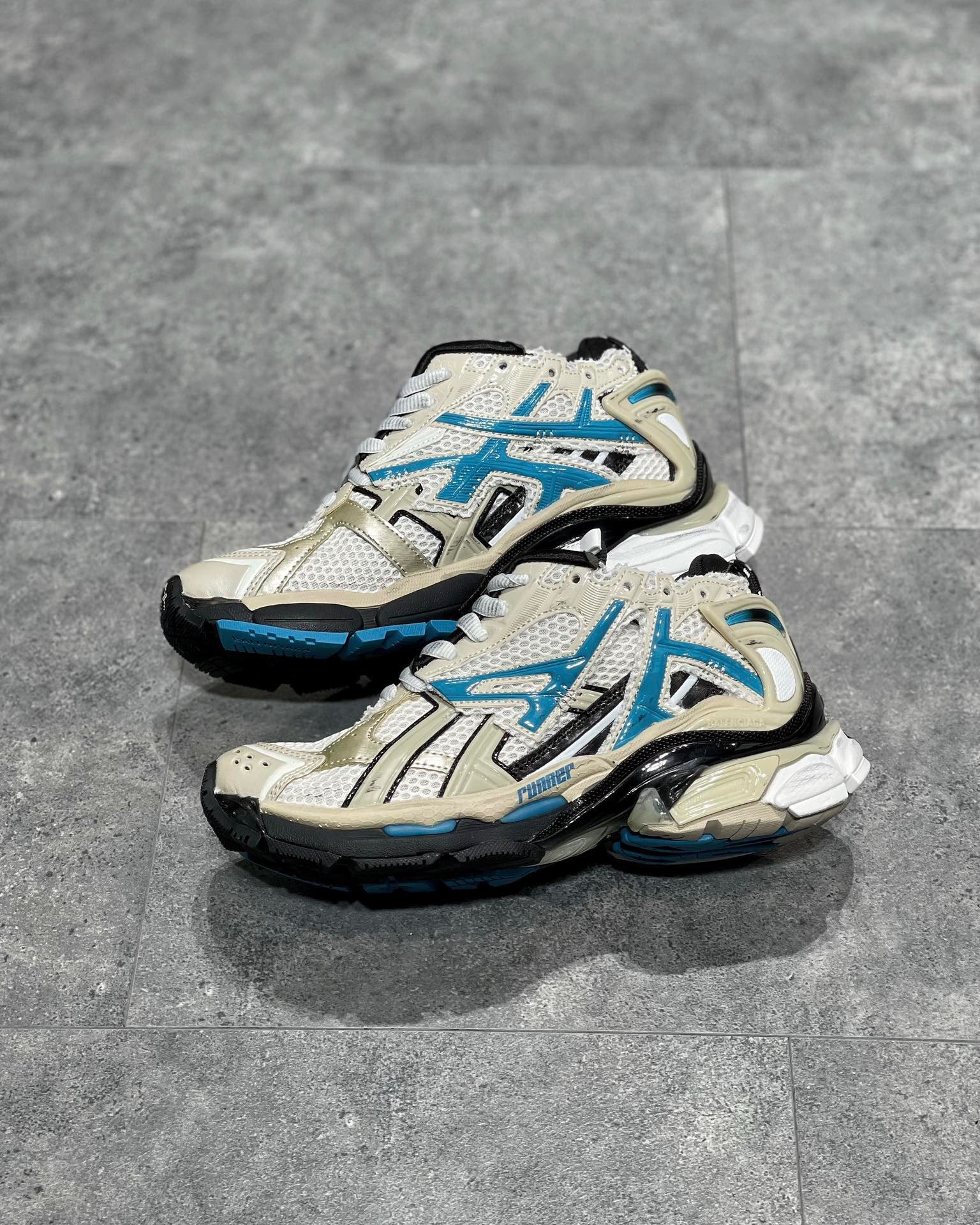 BAL RUNNER TRAINERS