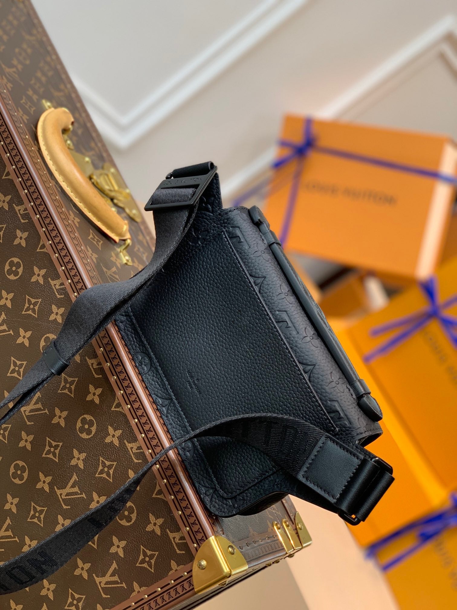 LOU S LOCK SLING BAG