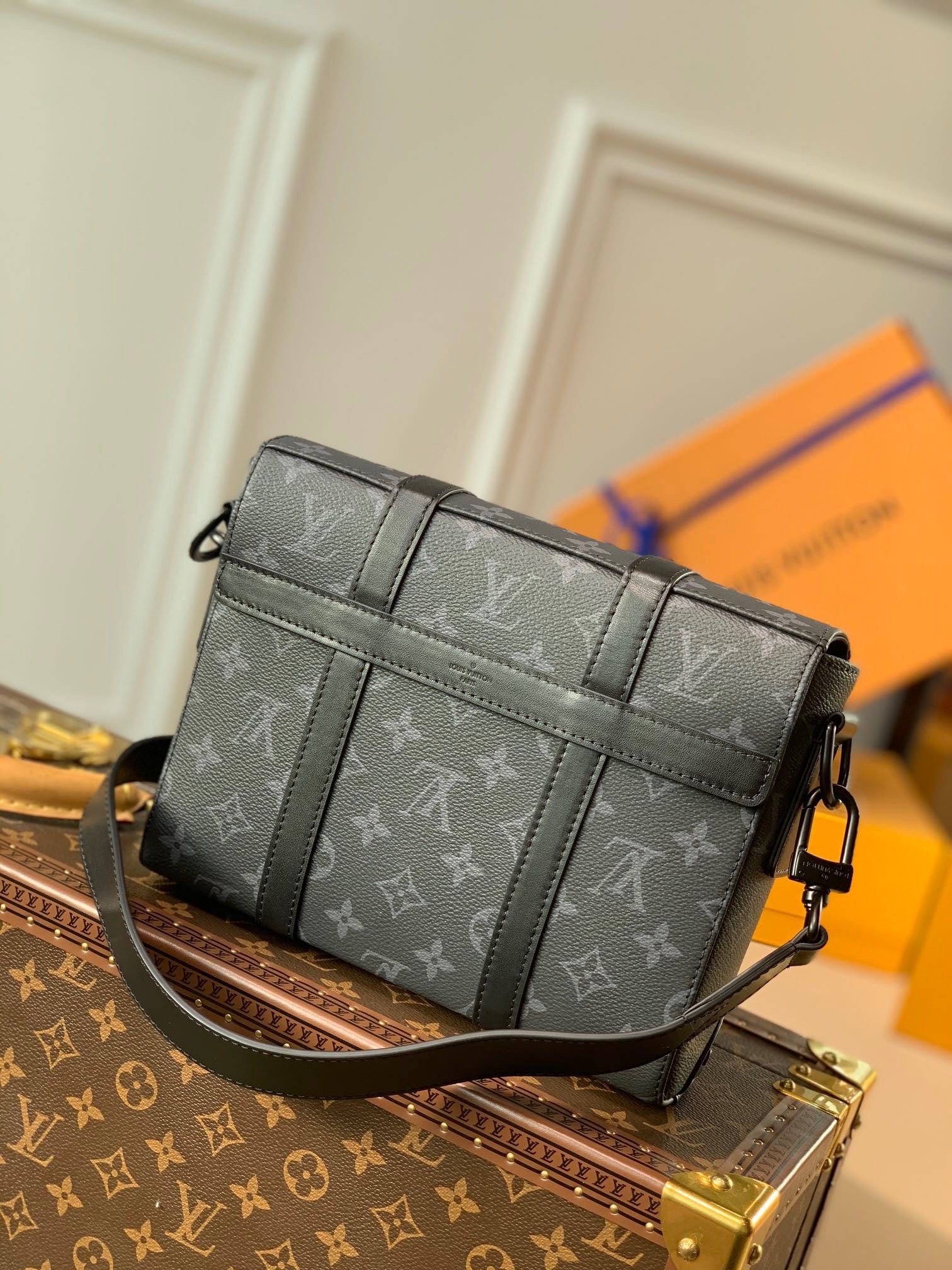 LOU TRUNK MESSENGER BAG