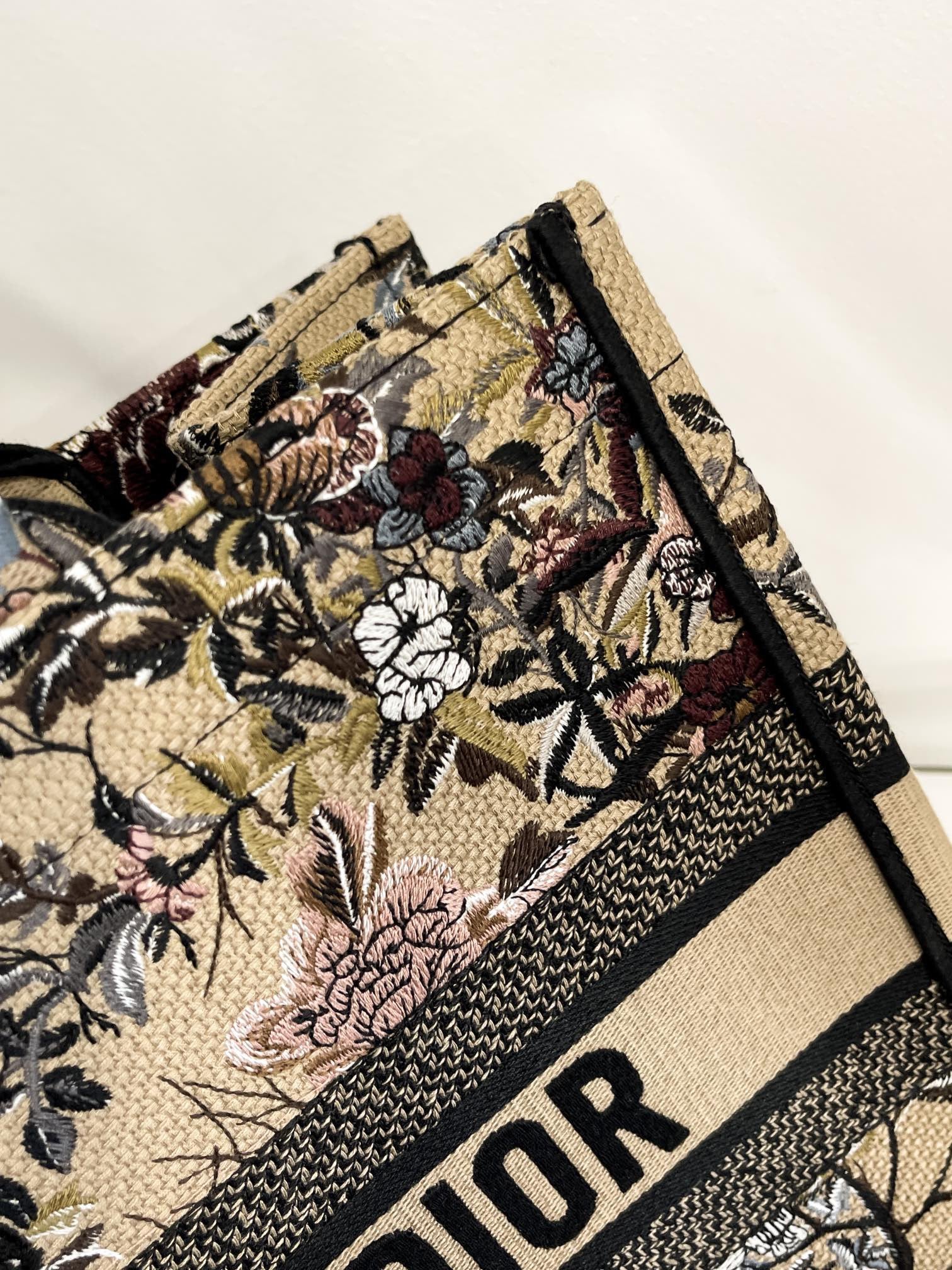 CD MEDIUM BOOK TOTE BAG