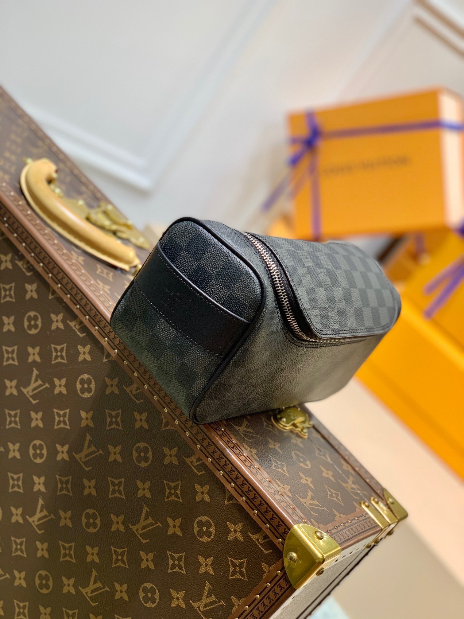 LOU TOILETRY POUCH