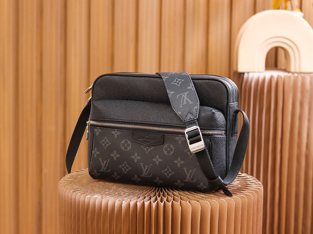 LOU OUTDOOR MESSENGER BAG