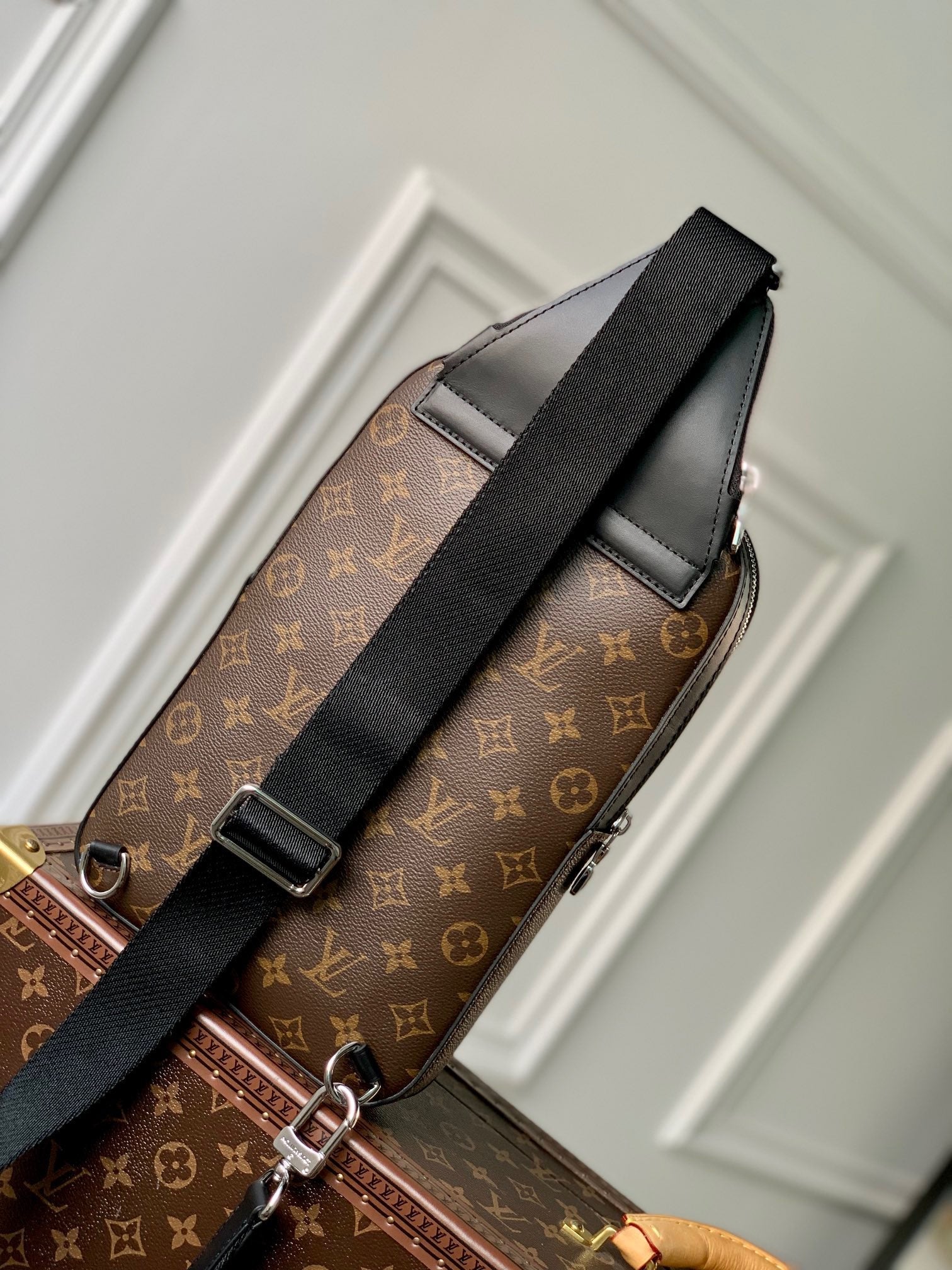 LOU AVENUE SLINGBAG